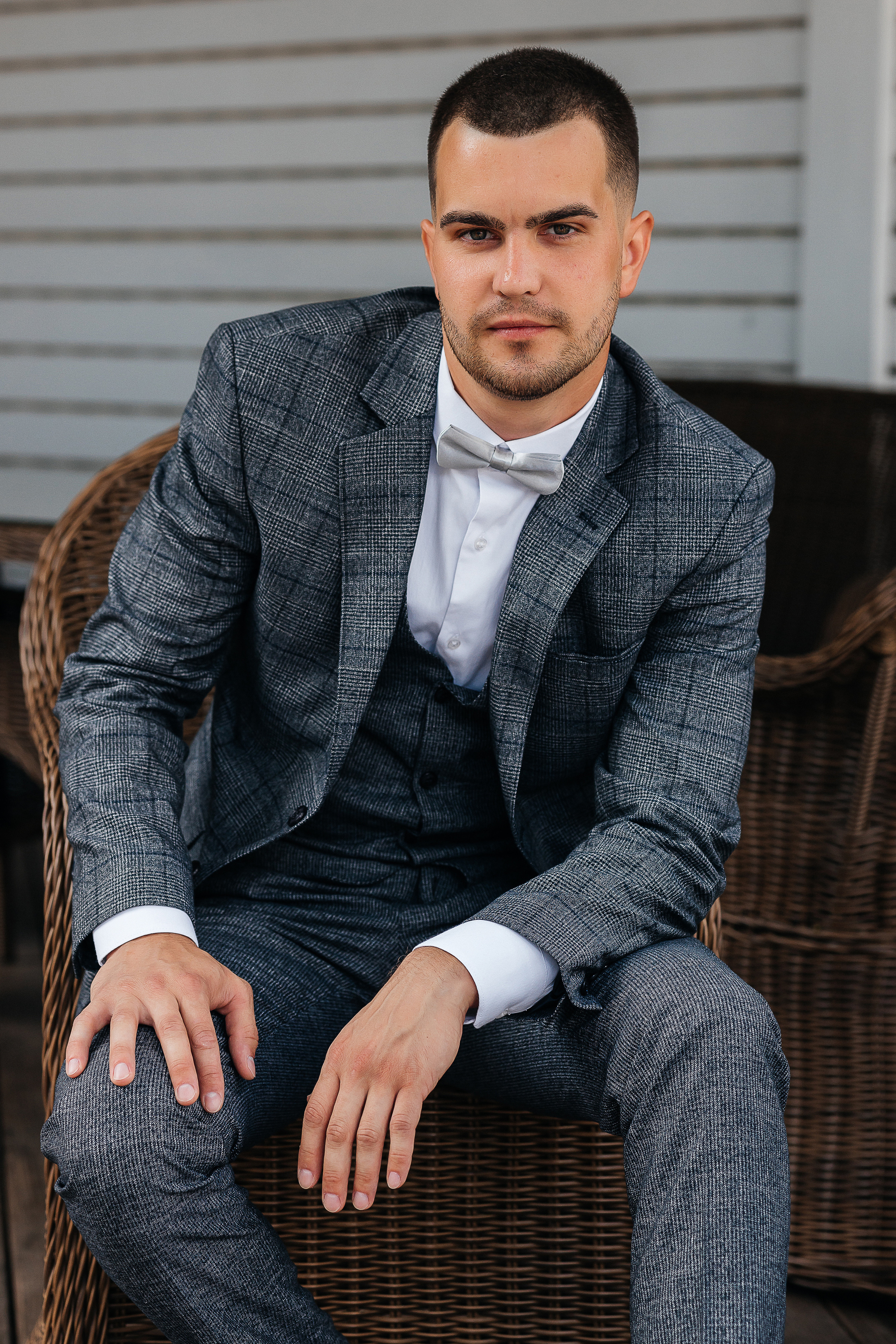 Эксцентричный выход жениха на выездную церемонию брака. Олег Сверчков | Свадебный фотограф Вологда