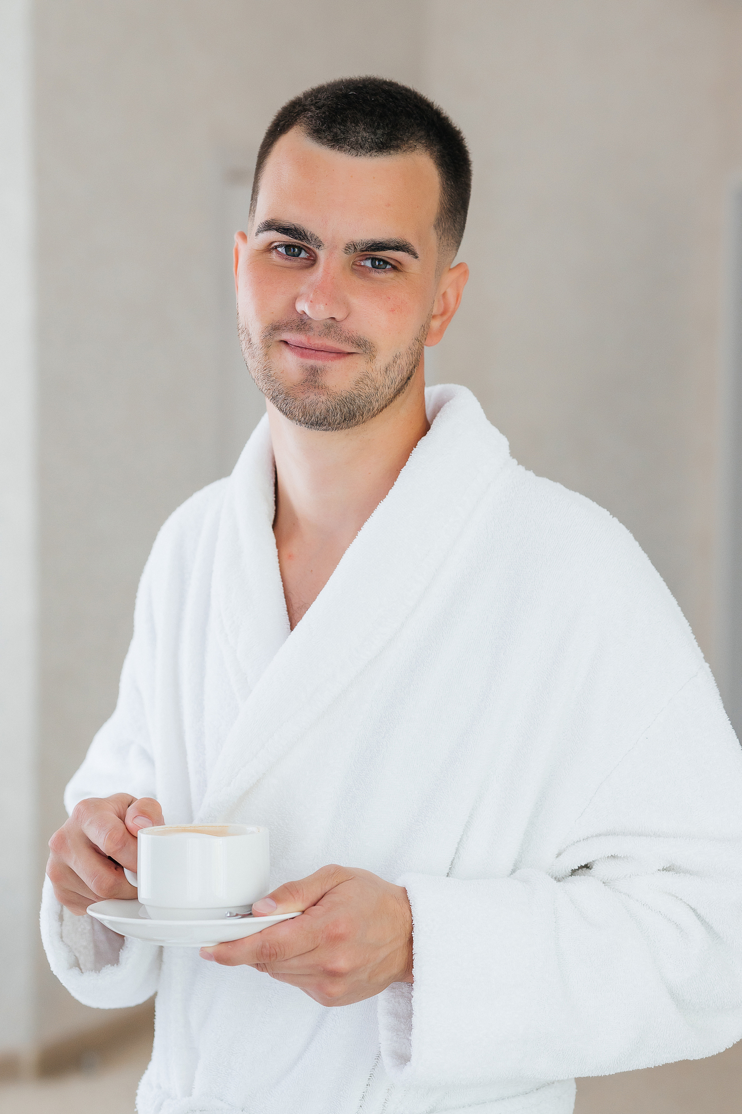 Эксцентричный выход жениха на выездную церемонию брака. Олег Сверчков | Свадебный фотограф Вологда