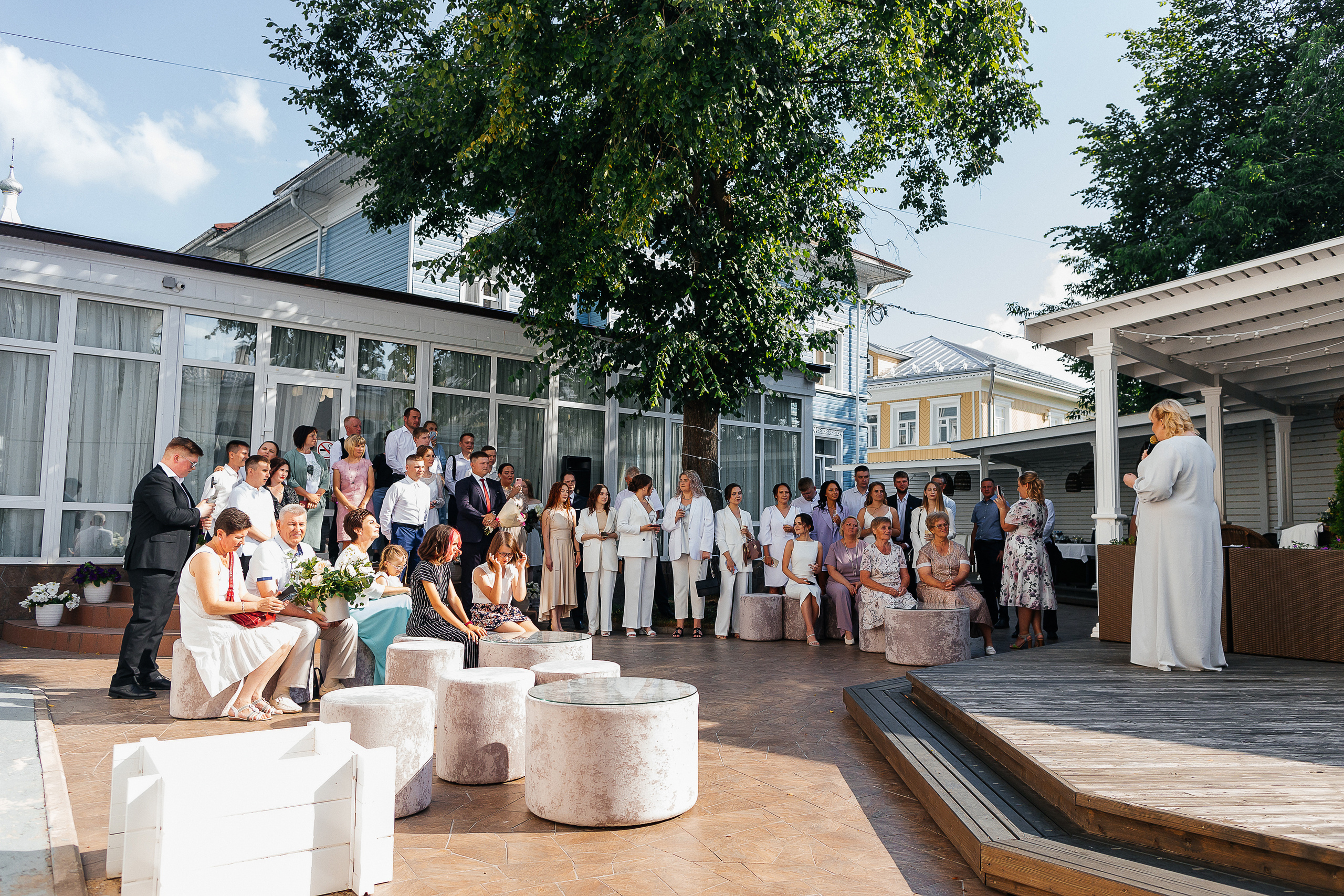 Эксцентричный выход жениха на выездную церемонию брака. Олег Сверчков | Свадебный фотограф Вологда