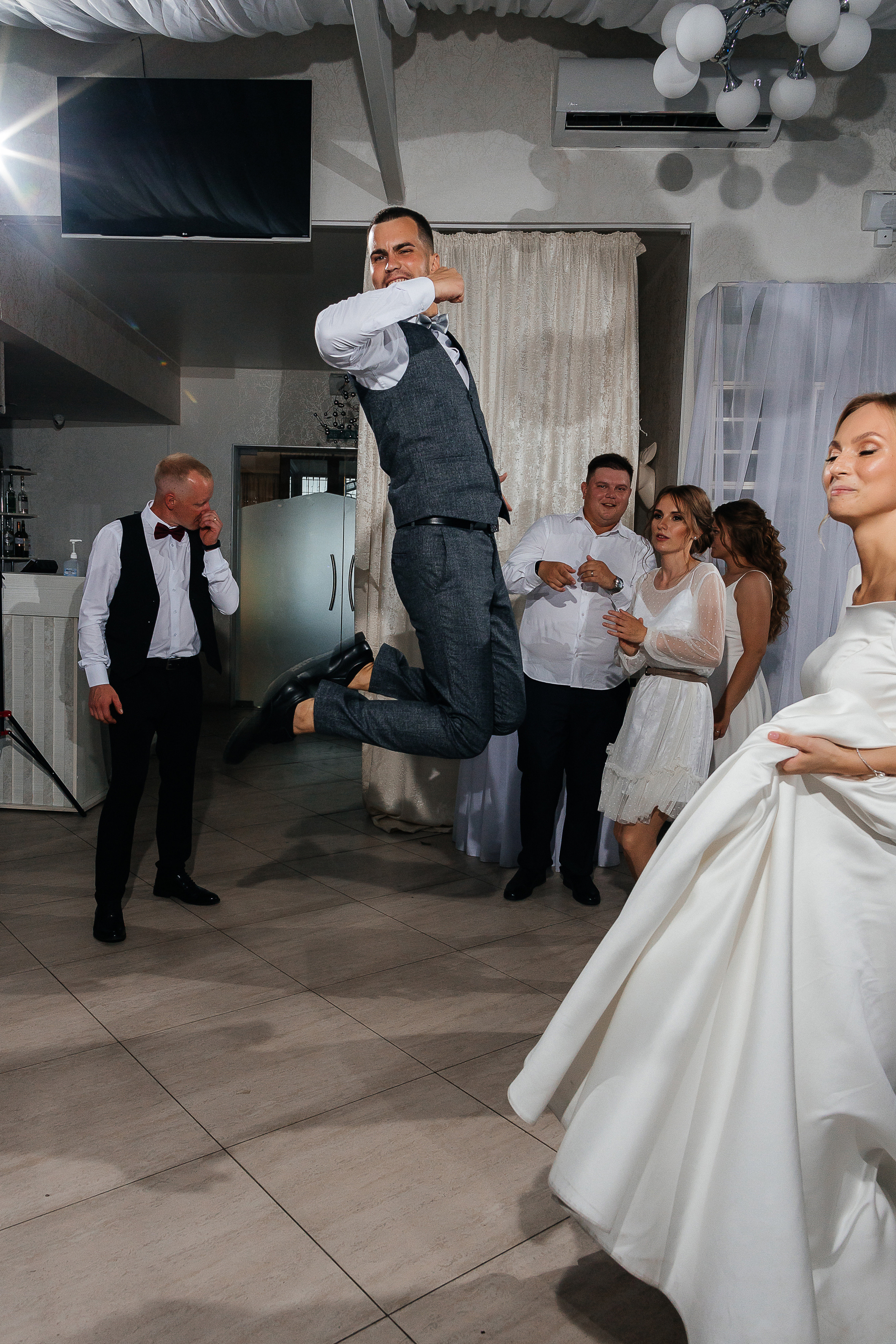 Эксцентричный выход жениха на выездную церемонию брака. Олег Сверчков | Свадебный фотограф Вологда