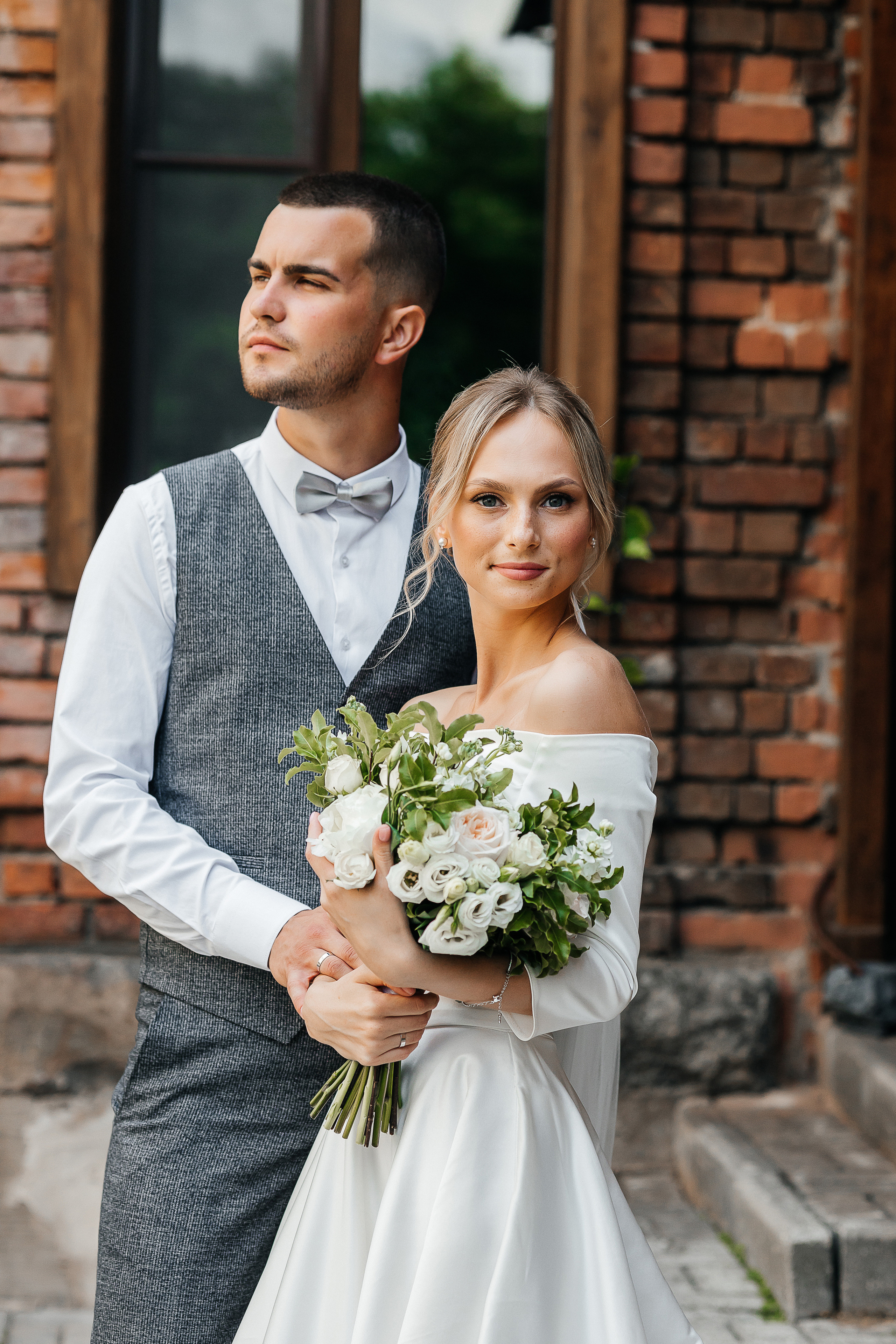 Эксцентричный выход жениха на выездную церемонию брака. Олег Сверчков | Свадебный фотограф Вологда