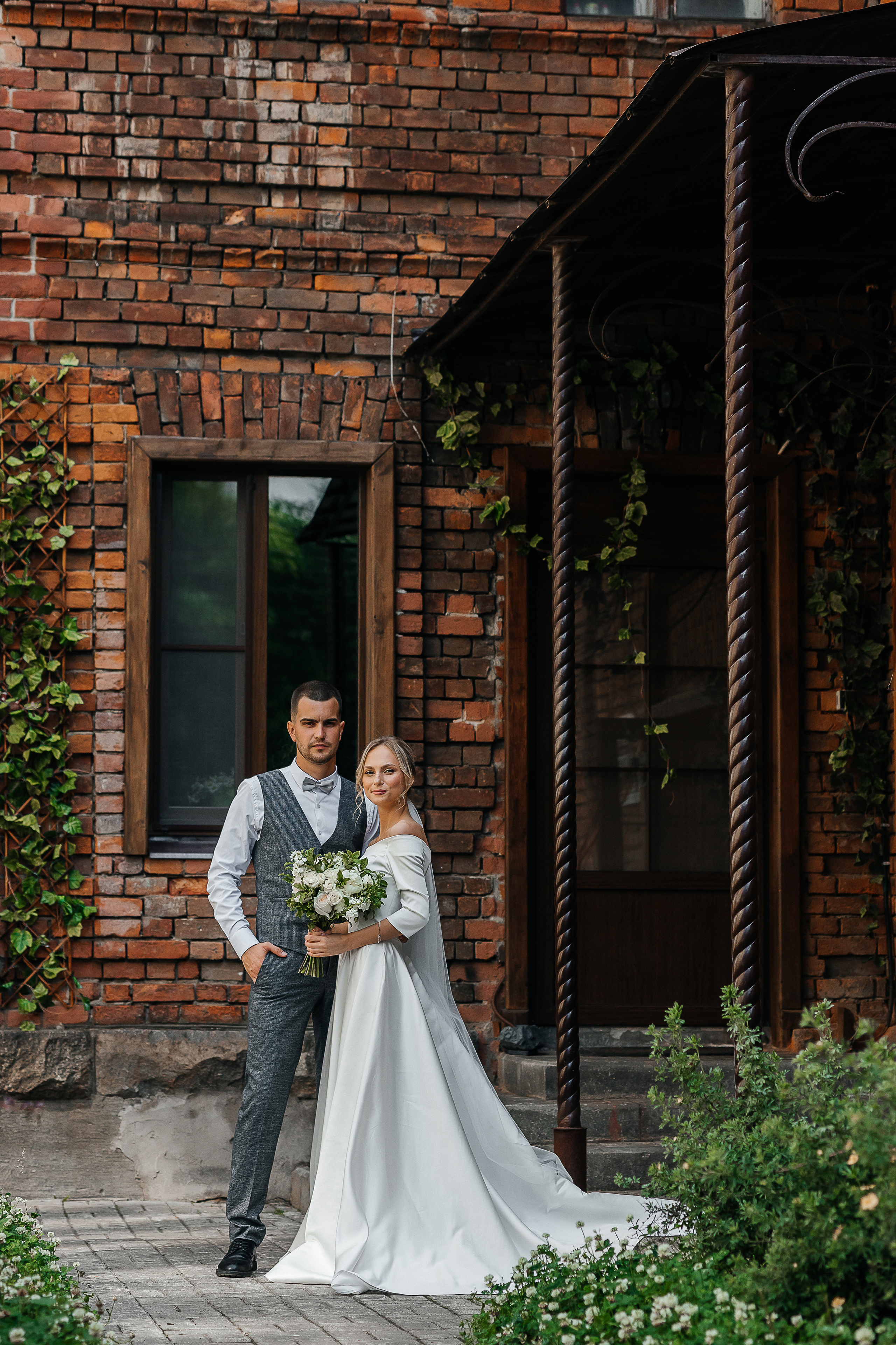 Эксцентричный выход жениха на выездную церемонию брака. Олег Сверчков | Свадебный фотограф Вологда