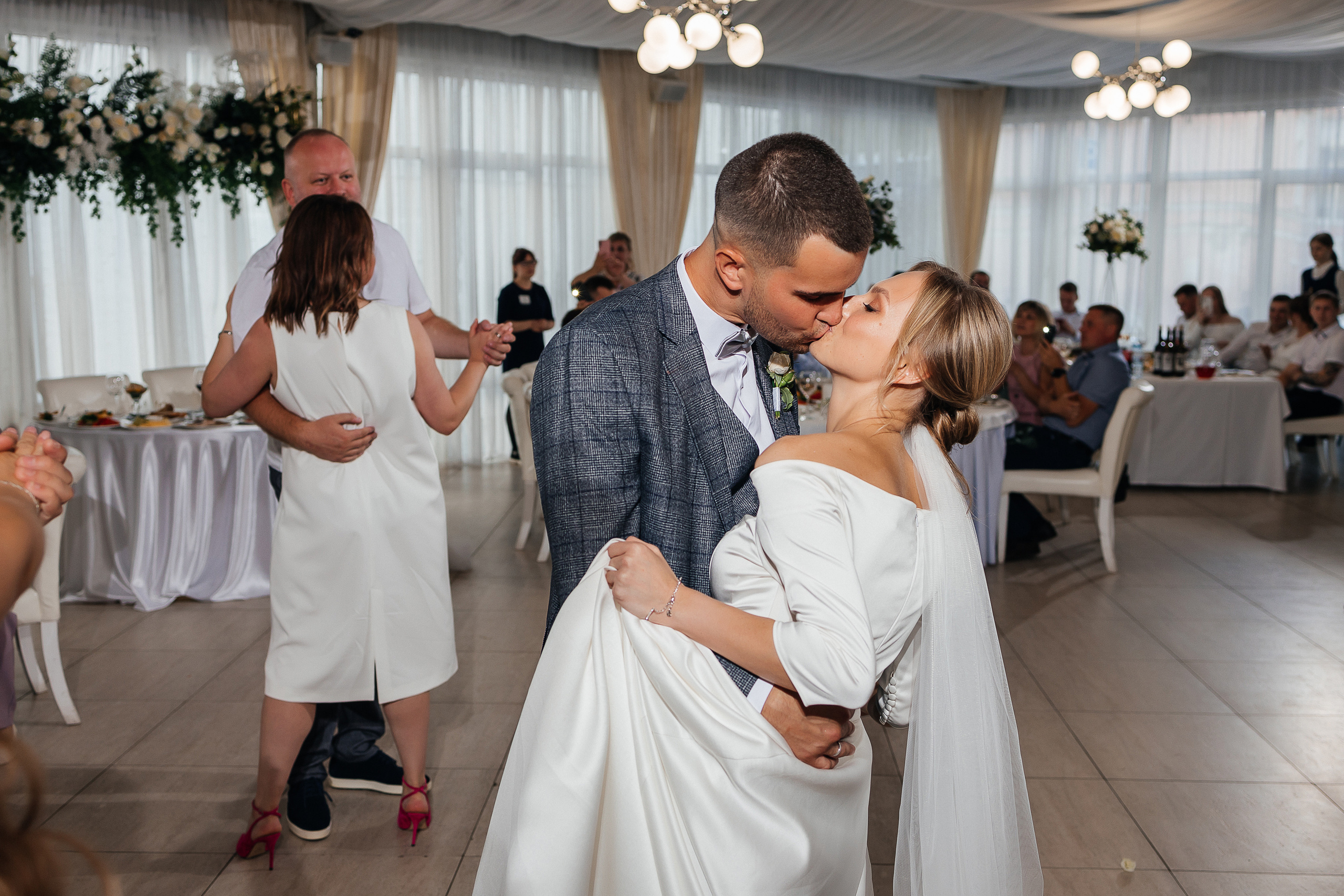 Эксцентричный выход жениха на выездную церемонию брака. Олег Сверчков | Свадебный фотограф Вологда