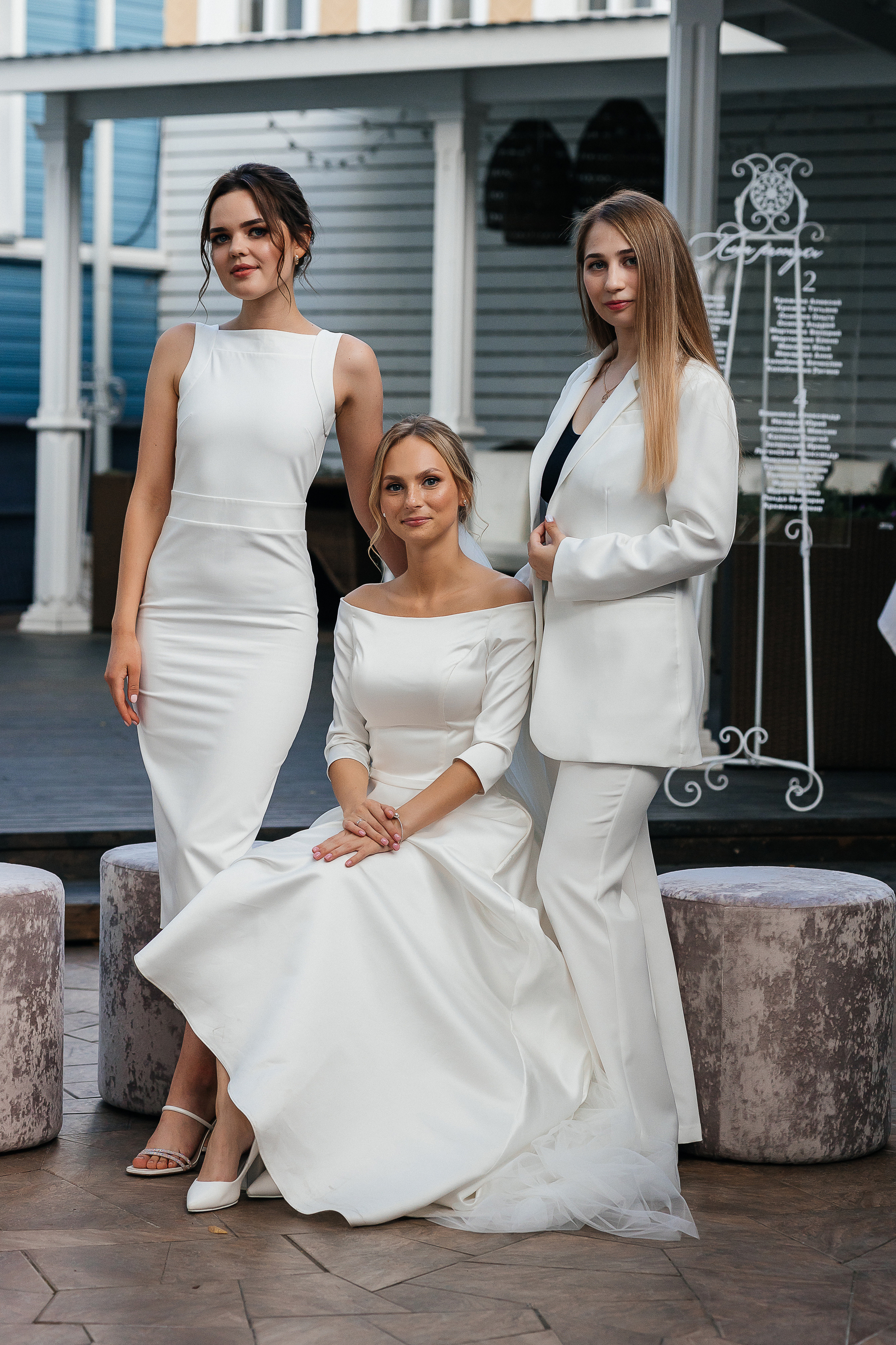 Эксцентричный выход жениха на выездную церемонию брака. Олег Сверчков | Свадебный фотограф Вологда