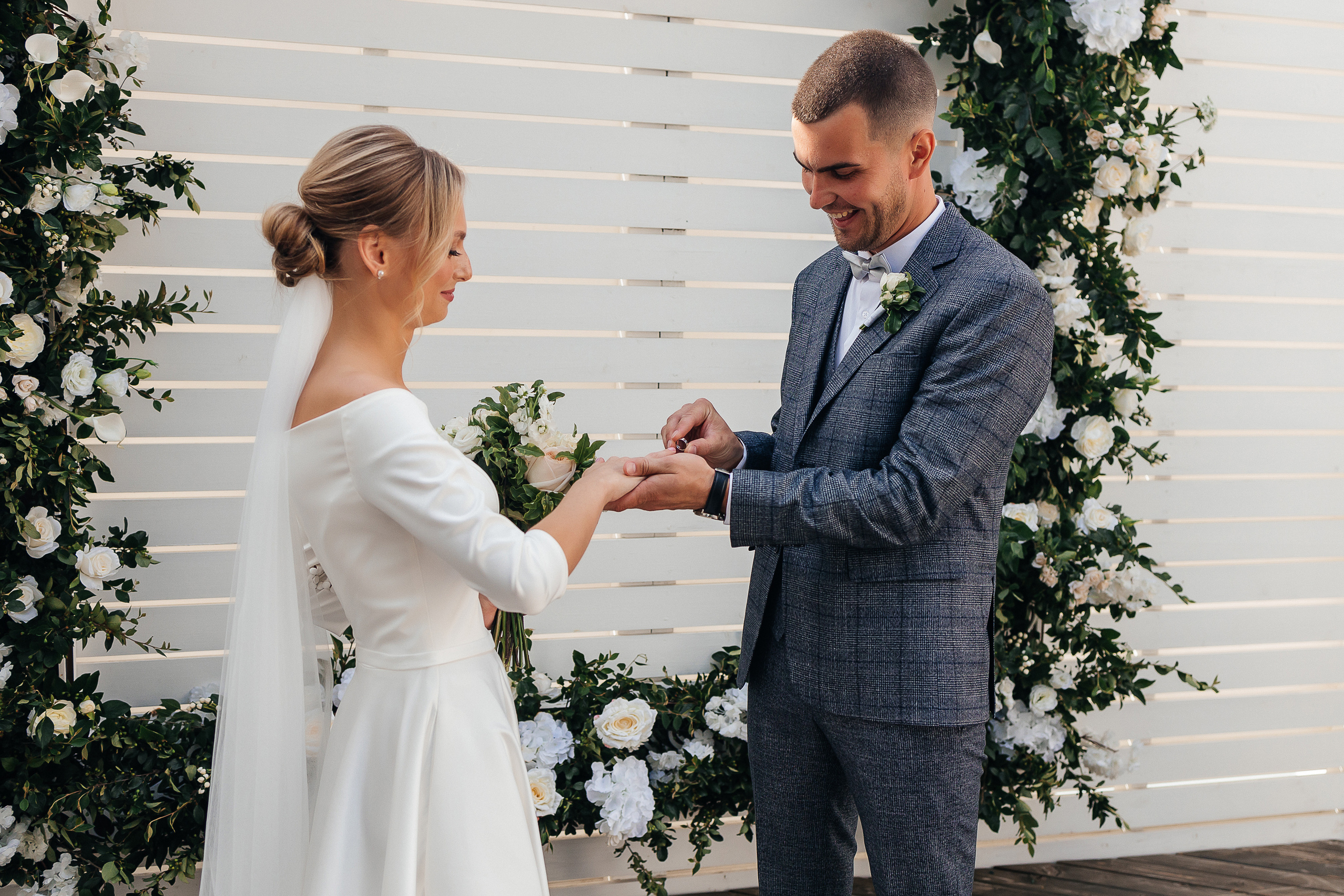 Эксцентричный выход жениха на выездную церемонию брака. Олег Сверчков | Свадебный фотограф Вологда