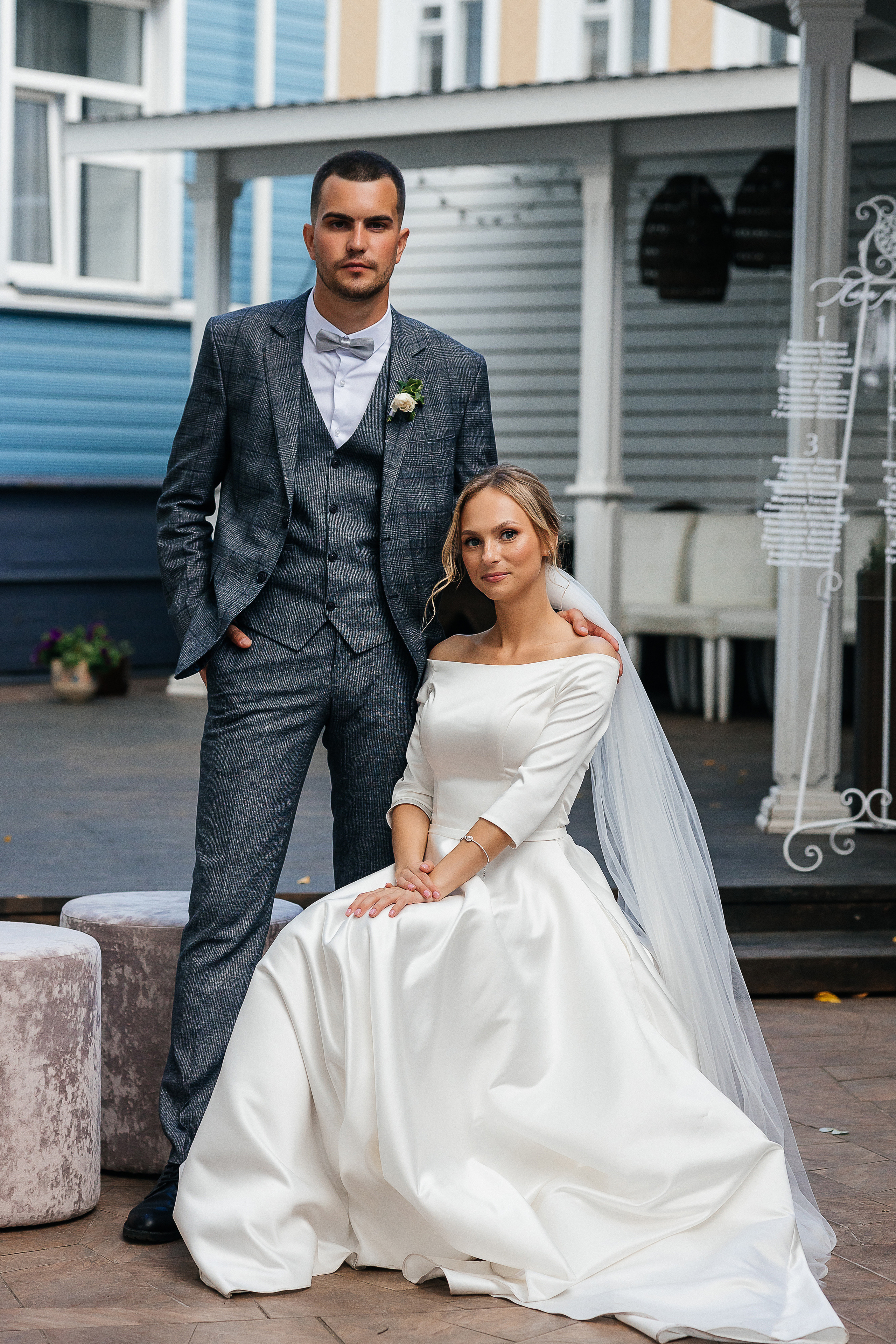 Эксцентричный выход жениха на выездную церемонию брака. Олег Сверчков | Свадебный фотограф Вологда