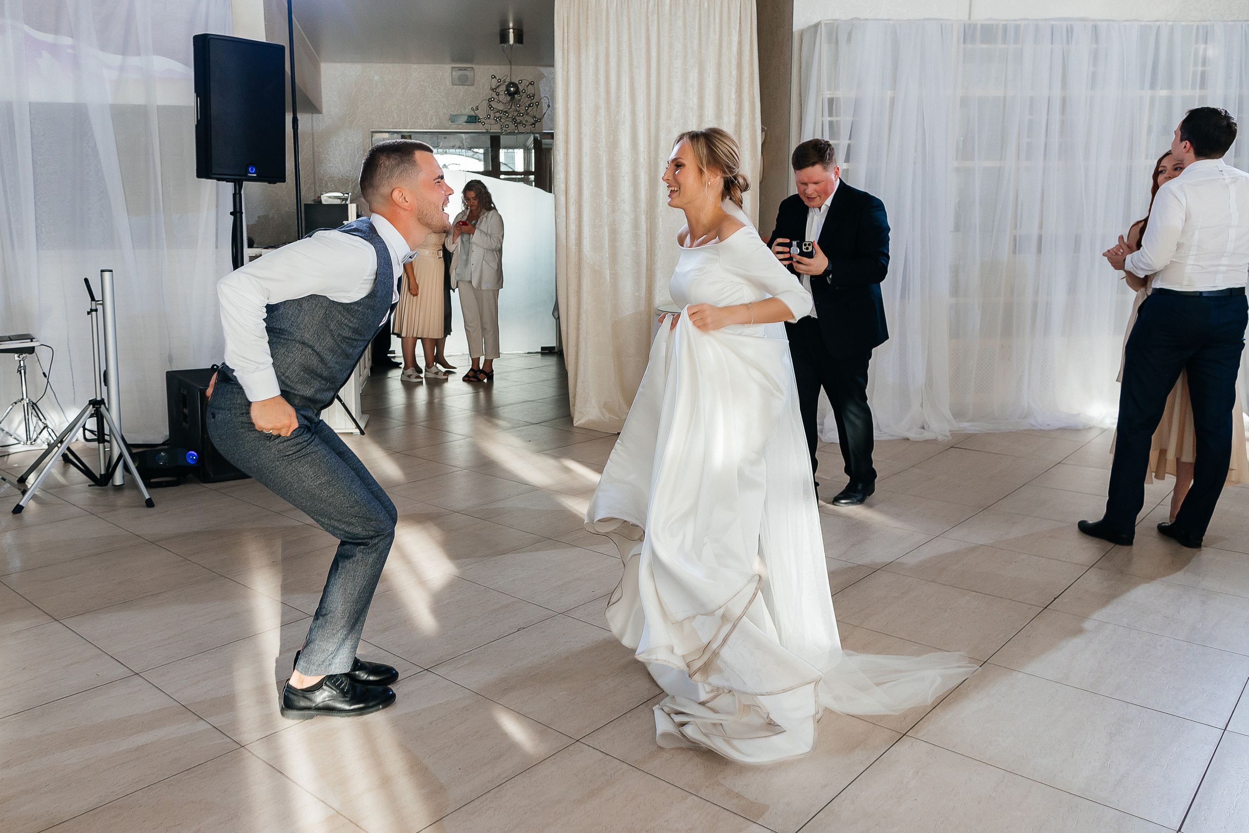 Эксцентричный выход жениха на выездную церемонию брака. Олег Сверчков | Свадебный фотограф Вологда