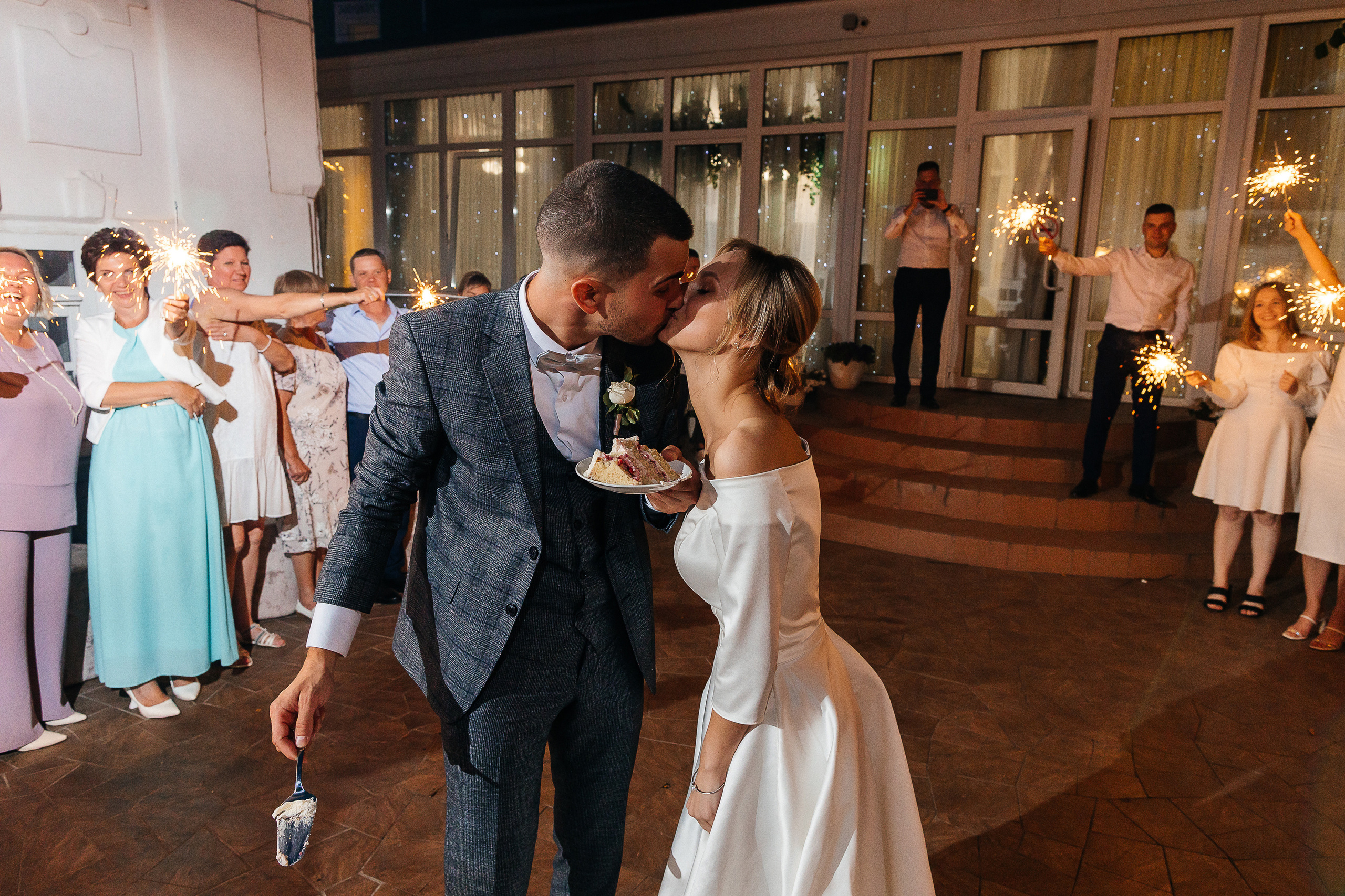 Эксцентричный выход жениха на выездную церемонию брака. Олег Сверчков | Свадебный фотограф Вологда