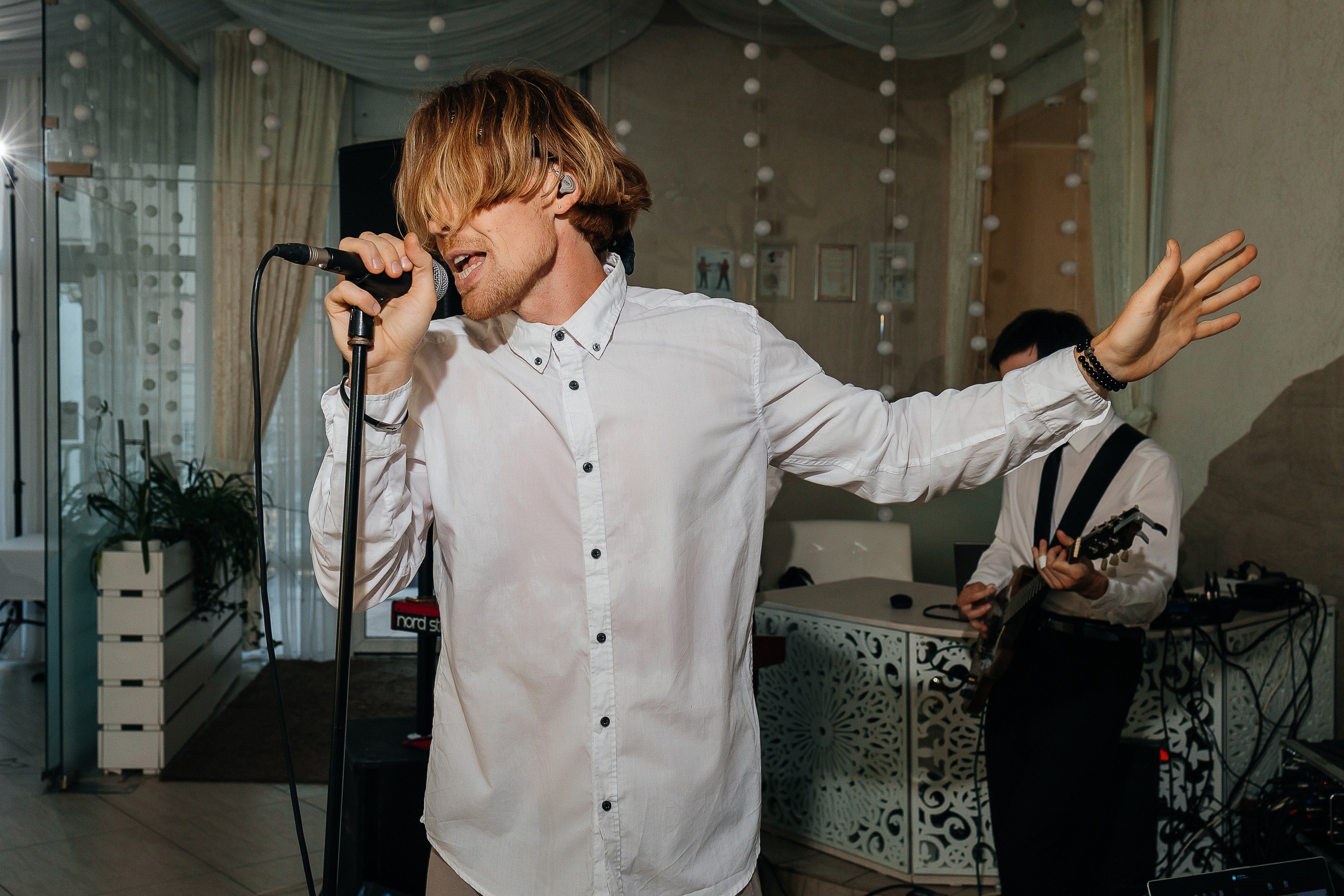 Эксцентричный выход жениха на выездную церемонию брака. Олег Сверчков | Свадебный фотограф Вологда