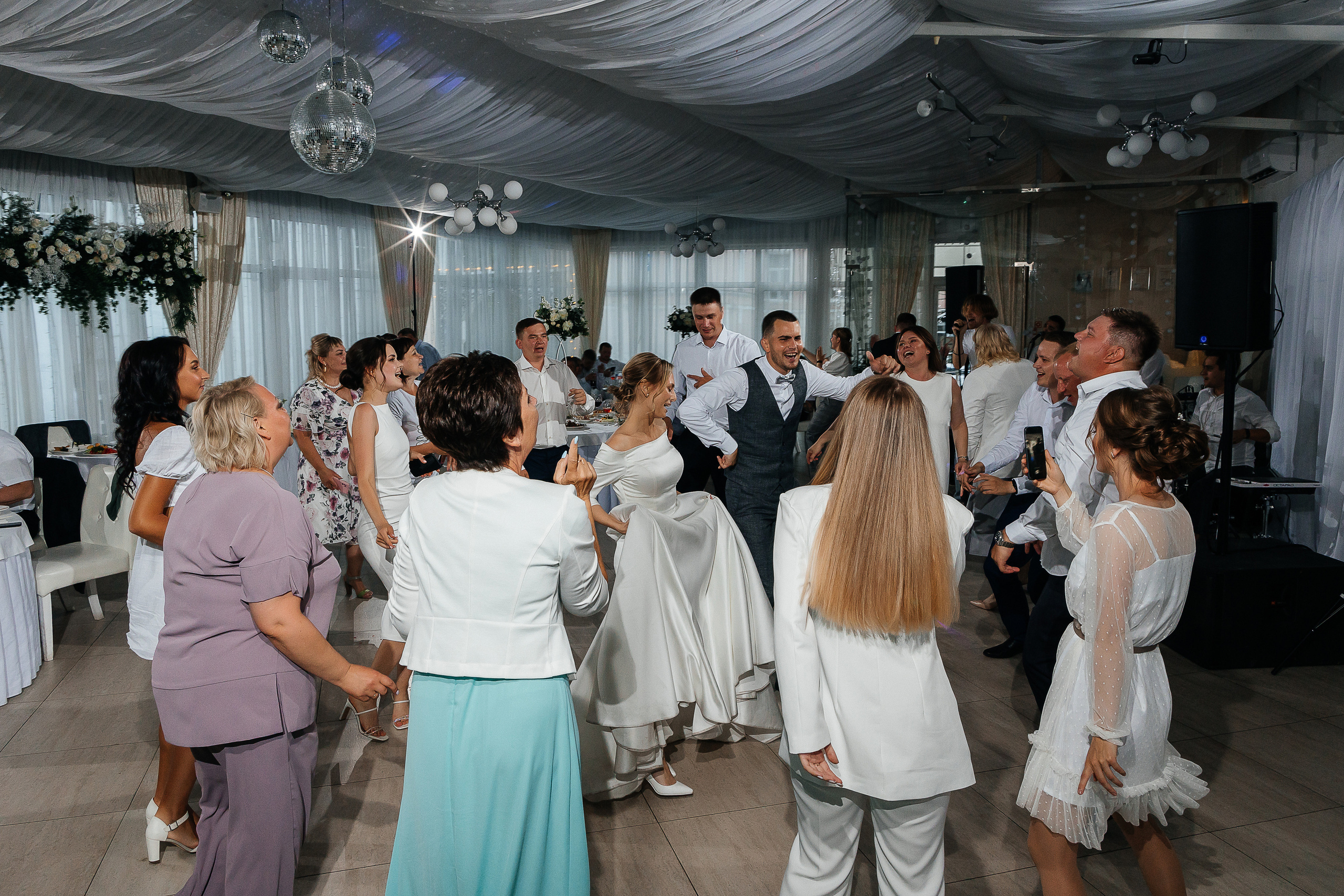 Эксцентричный выход жениха на выездную церемонию брака. Олег Сверчков | Свадебный фотограф Вологда