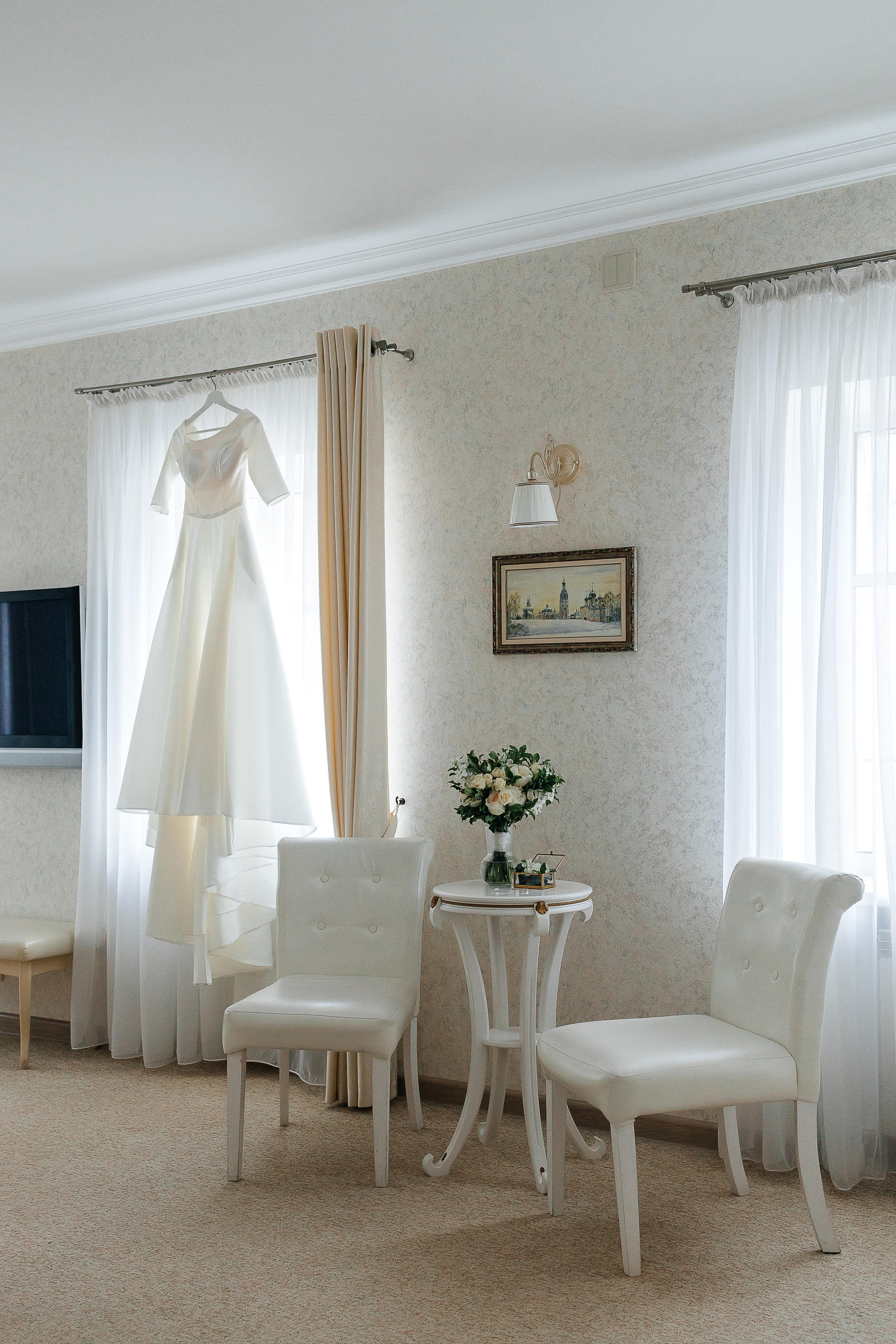 Эксцентричный выход жениха на выездную церемонию брака. Олег Сверчков | Свадебный фотограф Вологда