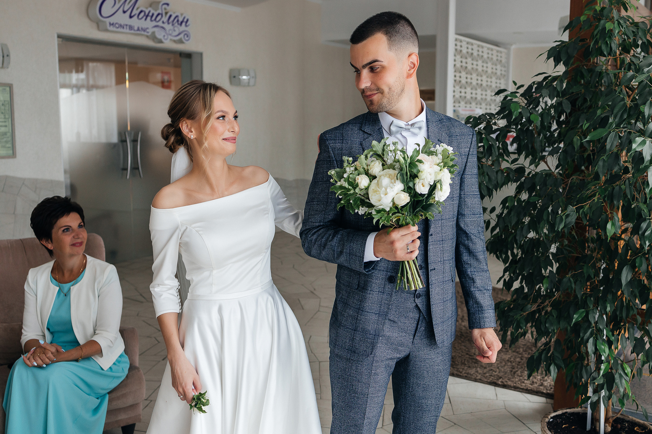 Эксцентричный выход жениха на выездную церемонию брака. Олег Сверчков | Свадебный фотограф Вологда