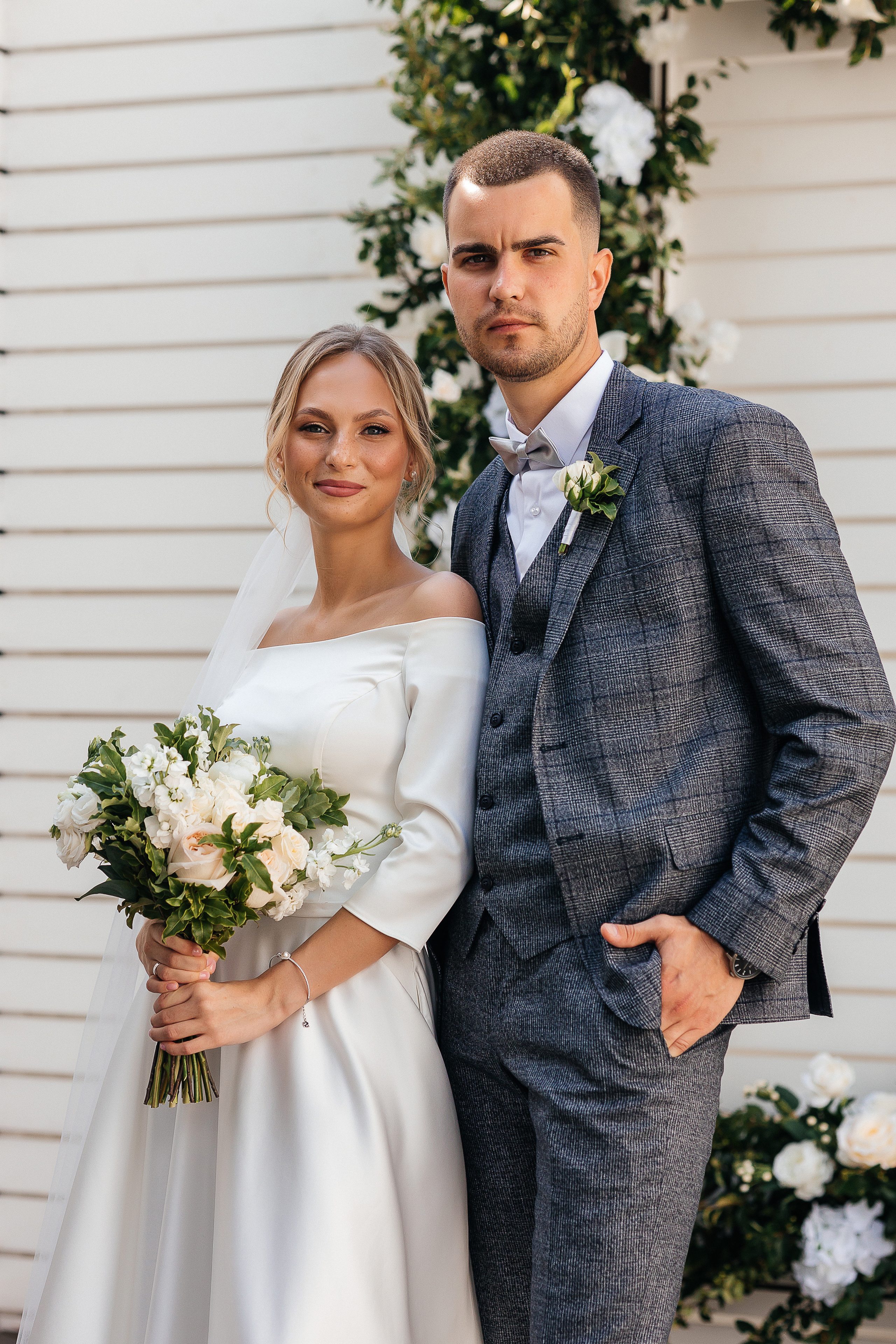 Эксцентричный выход жениха на выездную церемонию брака. Олег Сверчков | Свадебный фотограф Вологда