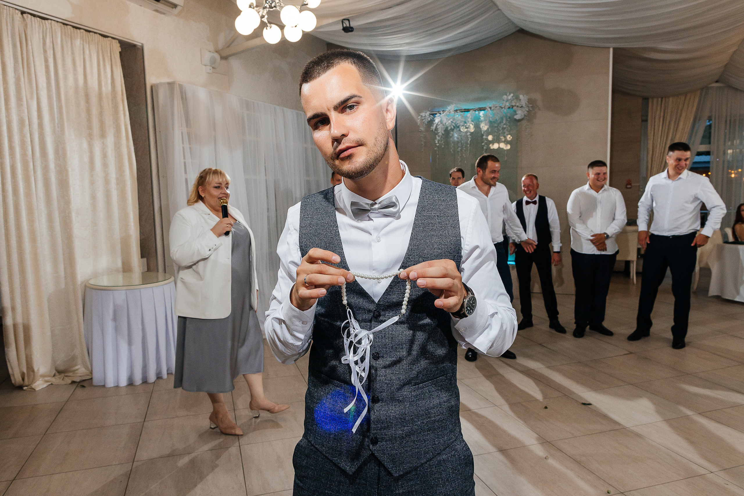 Эксцентричный выход жениха на выездную церемонию брака. Олег Сверчков | Свадебный фотограф Вологда