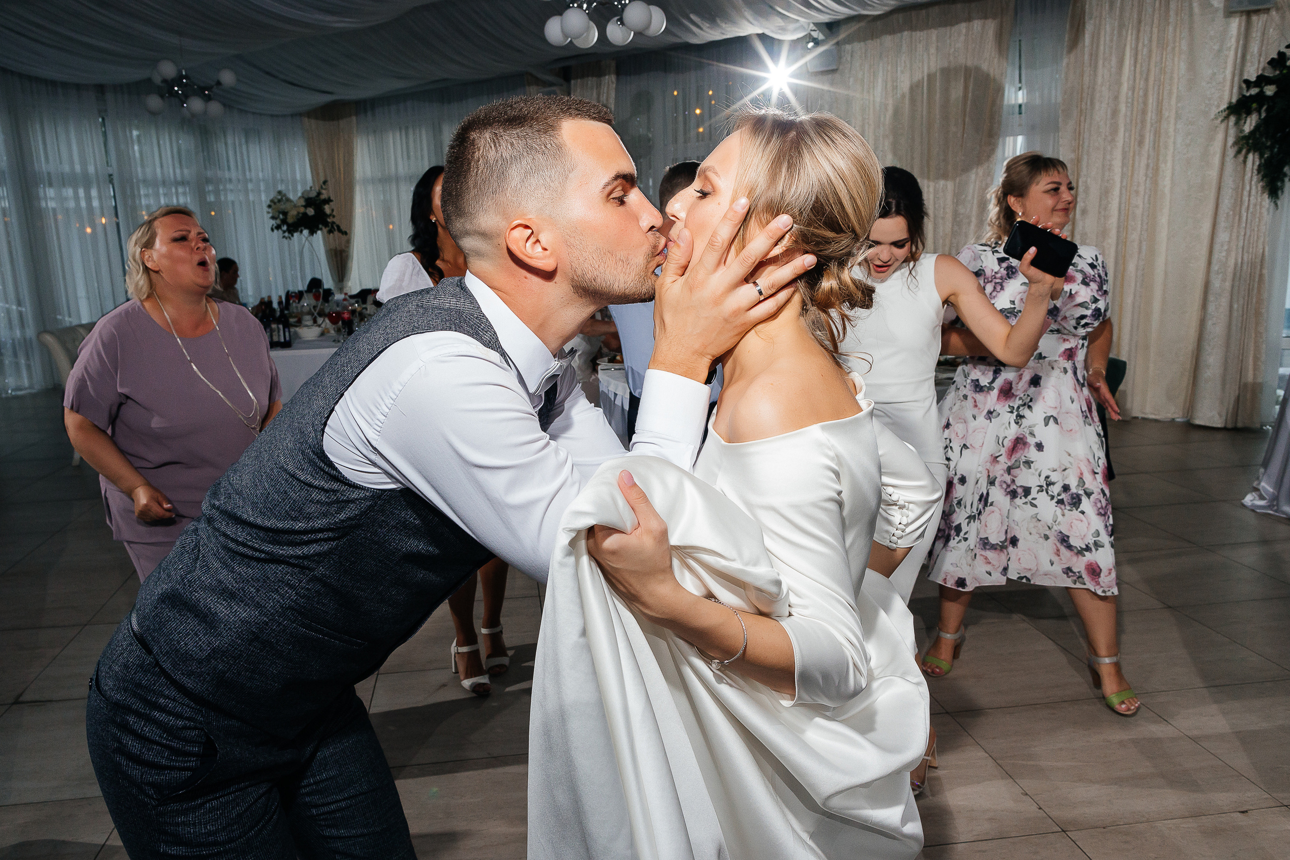 Эксцентричный выход жениха на выездную церемонию брака. Олег Сверчков | Свадебный фотограф Вологда