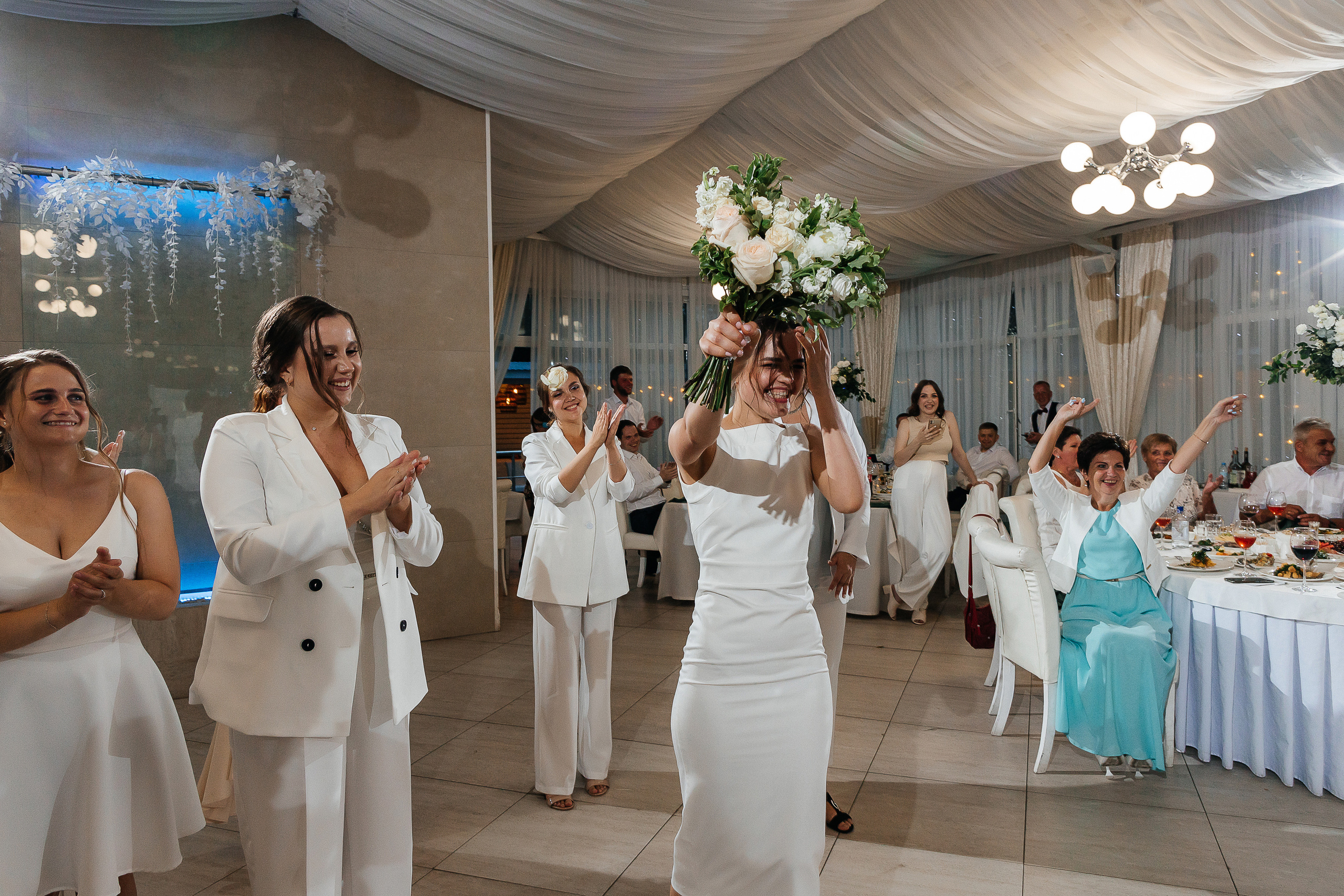 Эксцентричный выход жениха на выездную церемонию брака. Олег Сверчков | Свадебный фотограф Вологда