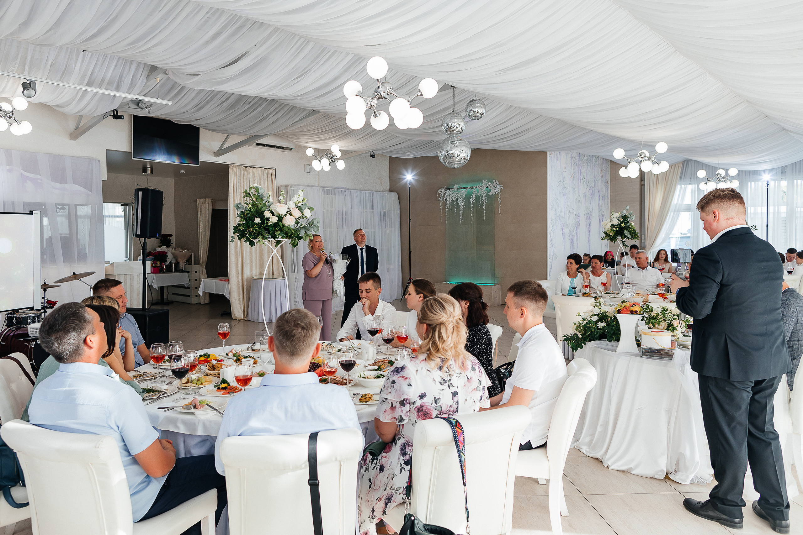 Эксцентричный выход жениха на выездную церемонию брака. Олег Сверчков | Свадебный фотограф Вологда