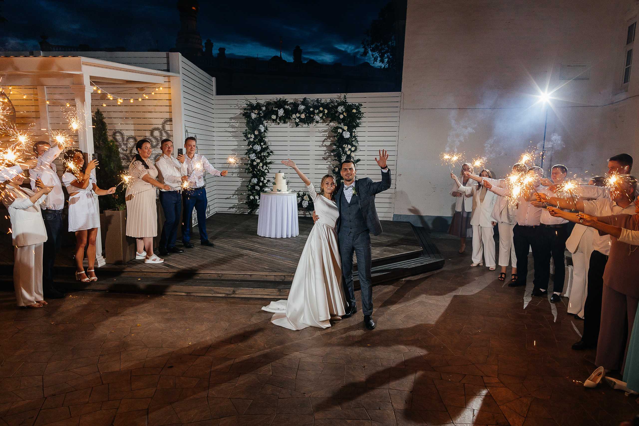 Эксцентричный выход жениха на выездную церемонию брака. Олег Сверчков | Свадебный фотограф Вологда