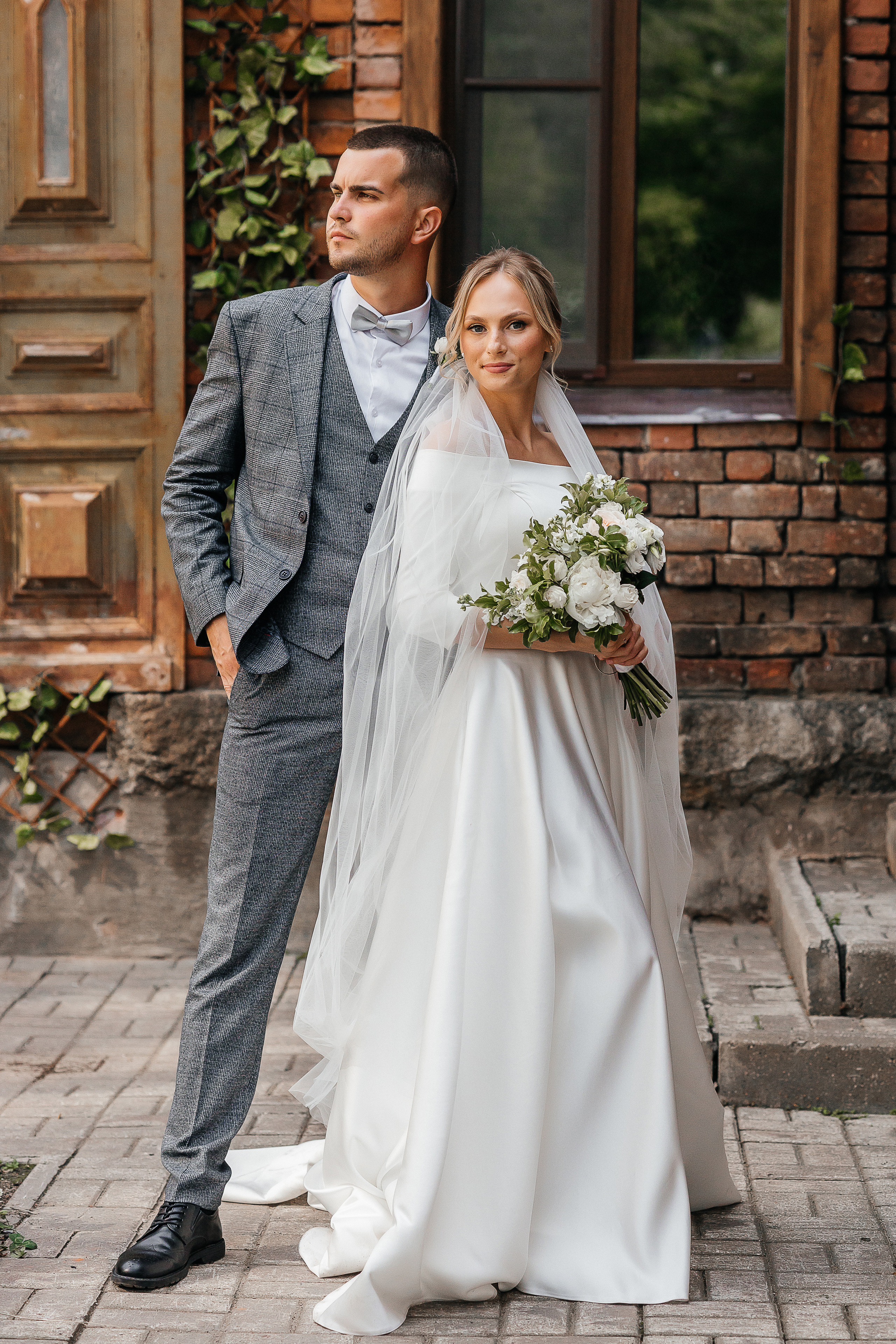 Эксцентричный выход жениха на выездную церемонию брака. Олег Сверчков | Свадебный фотограф Вологда