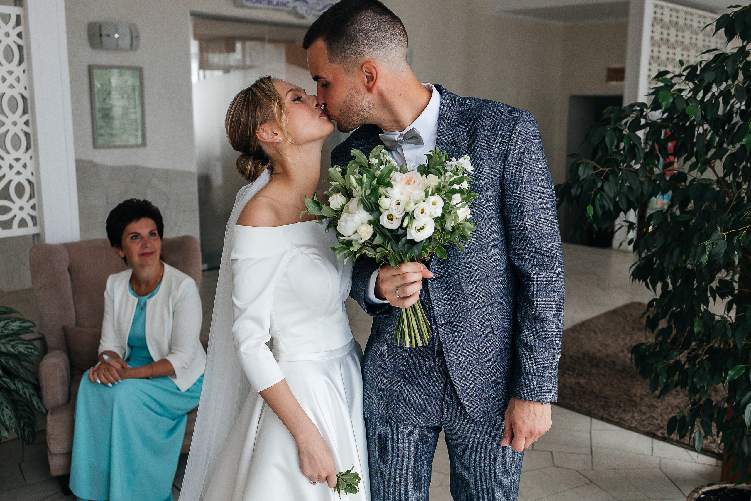 Эксцентричный выход жениха на выездную церемонию брака. Олег Сверчков | Свадебный фотограф Вологда