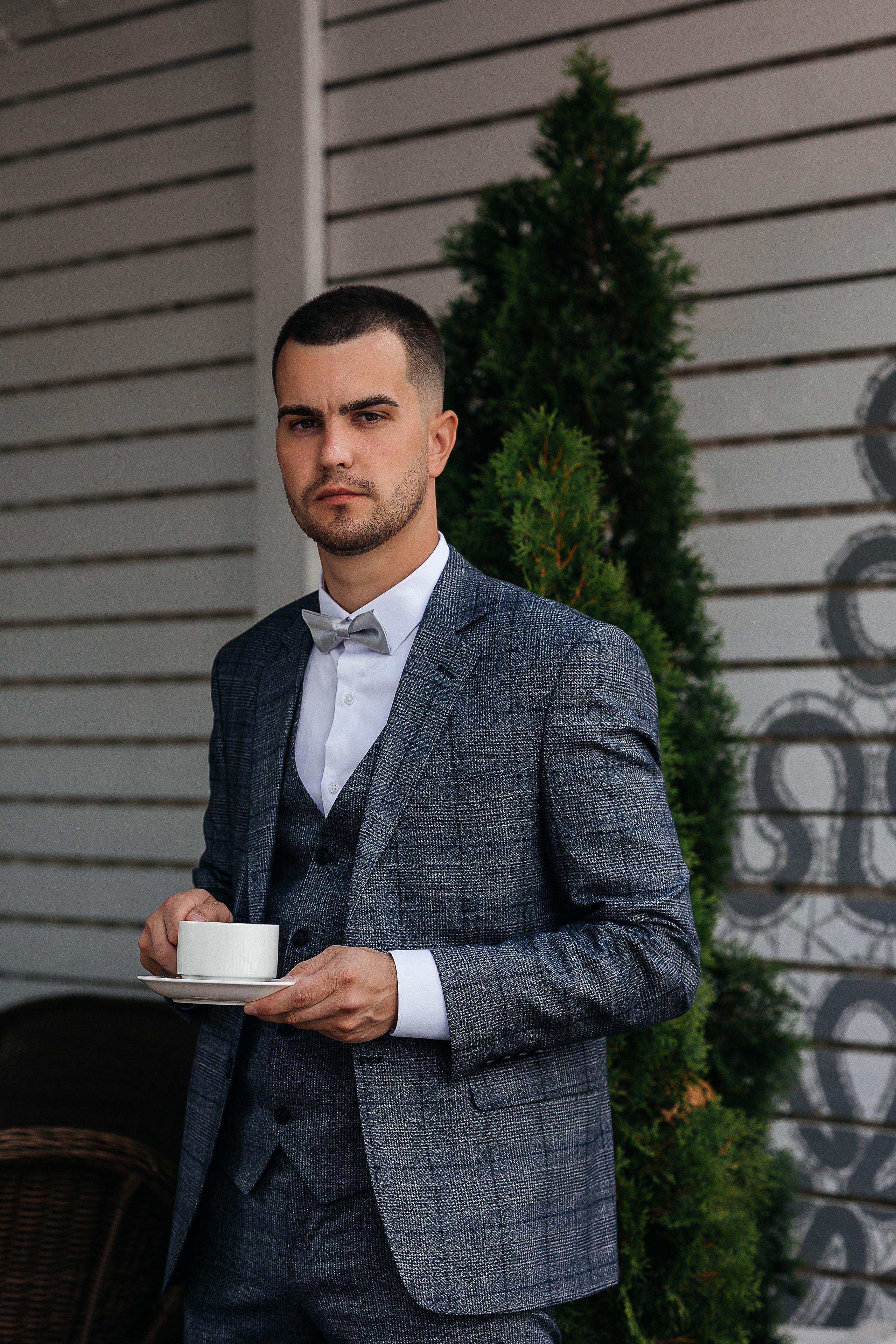 Эксцентричный выход жениха на выездную церемонию брака. Олег Сверчков | Свадебный фотограф Вологда