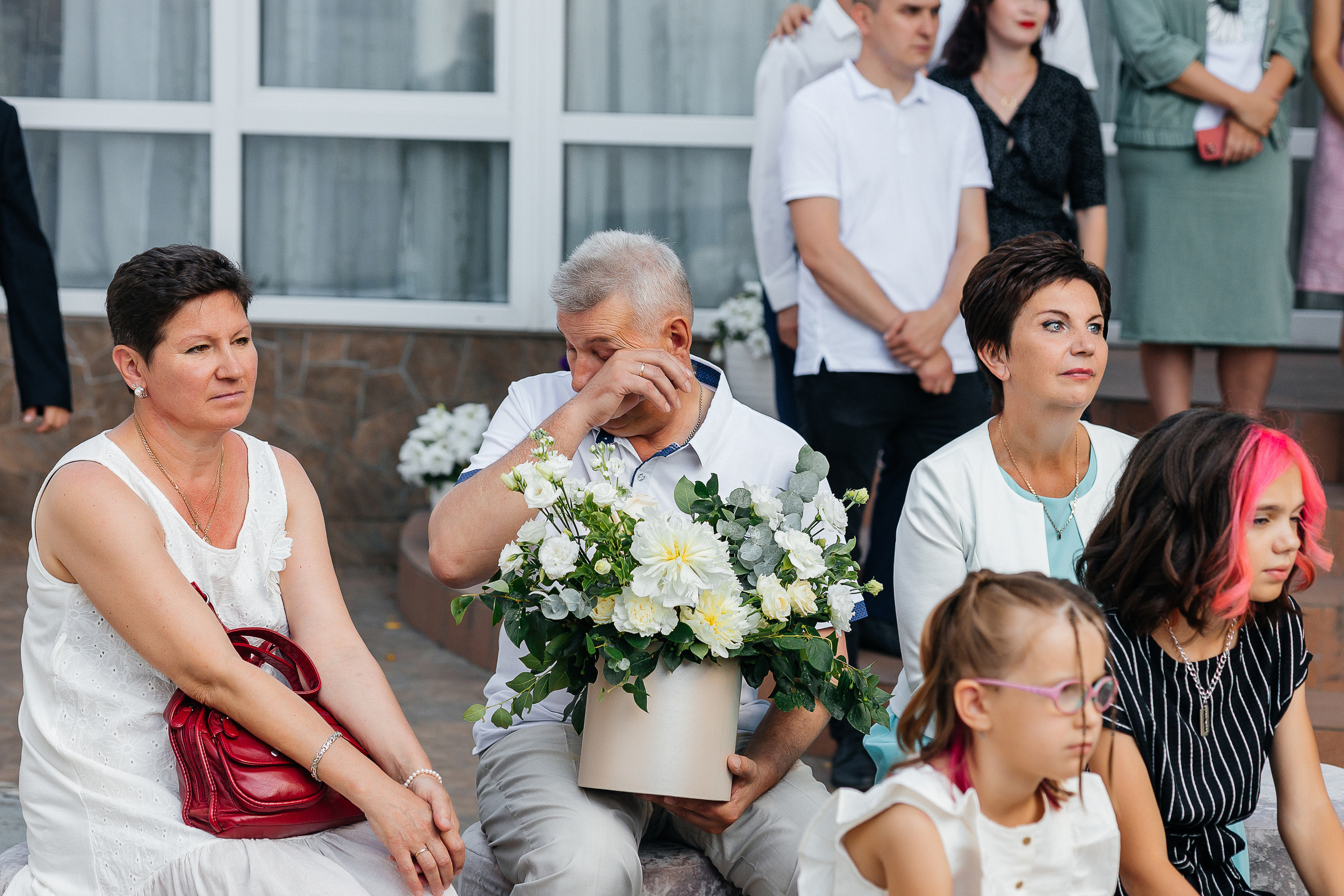Эксцентричный выход жениха на выездную церемонию брака. Олег Сверчков | Свадебный фотограф Вологда