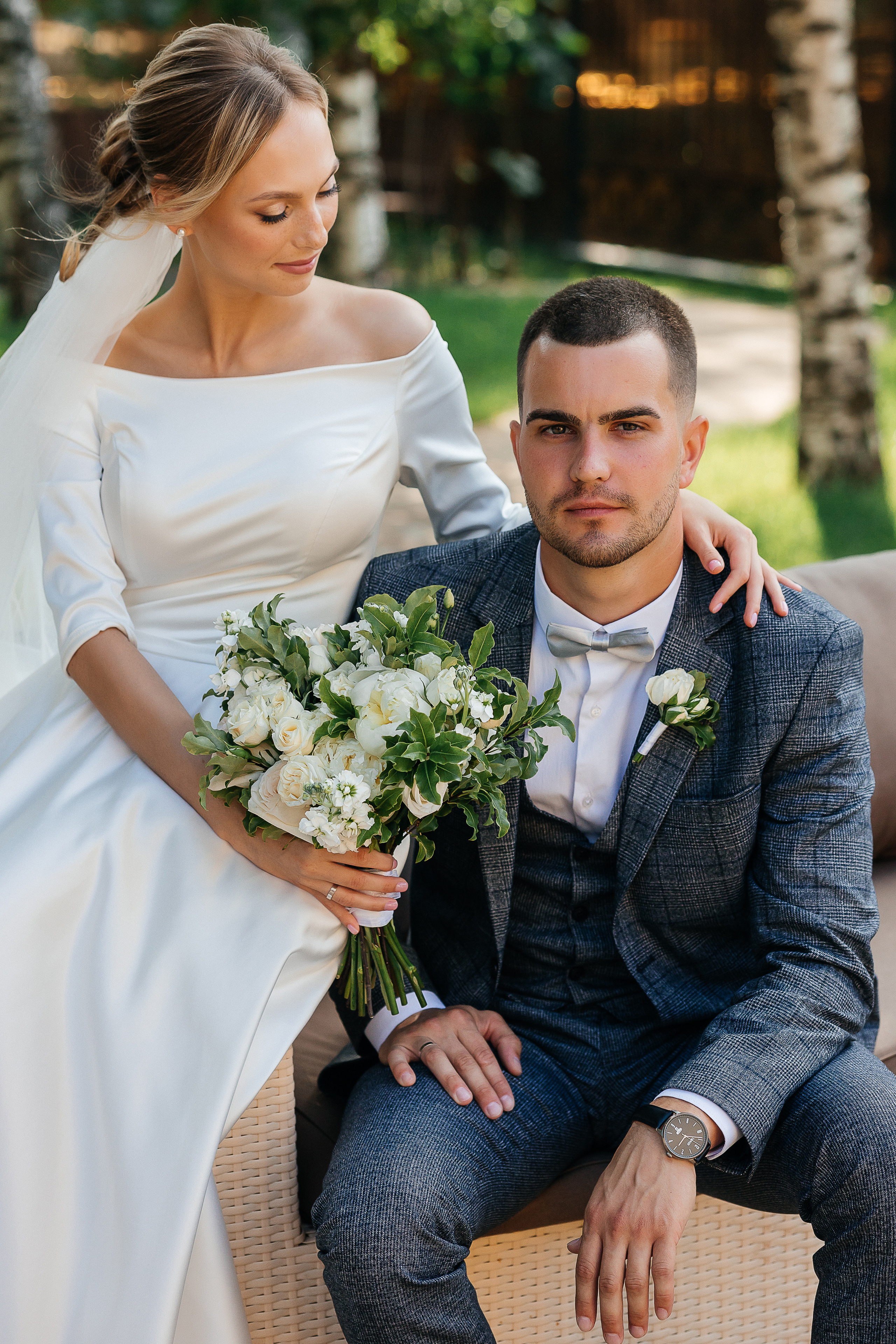 Эксцентричный выход жениха на выездную церемонию брака. Олег Сверчков | Свадебный фотограф Вологда