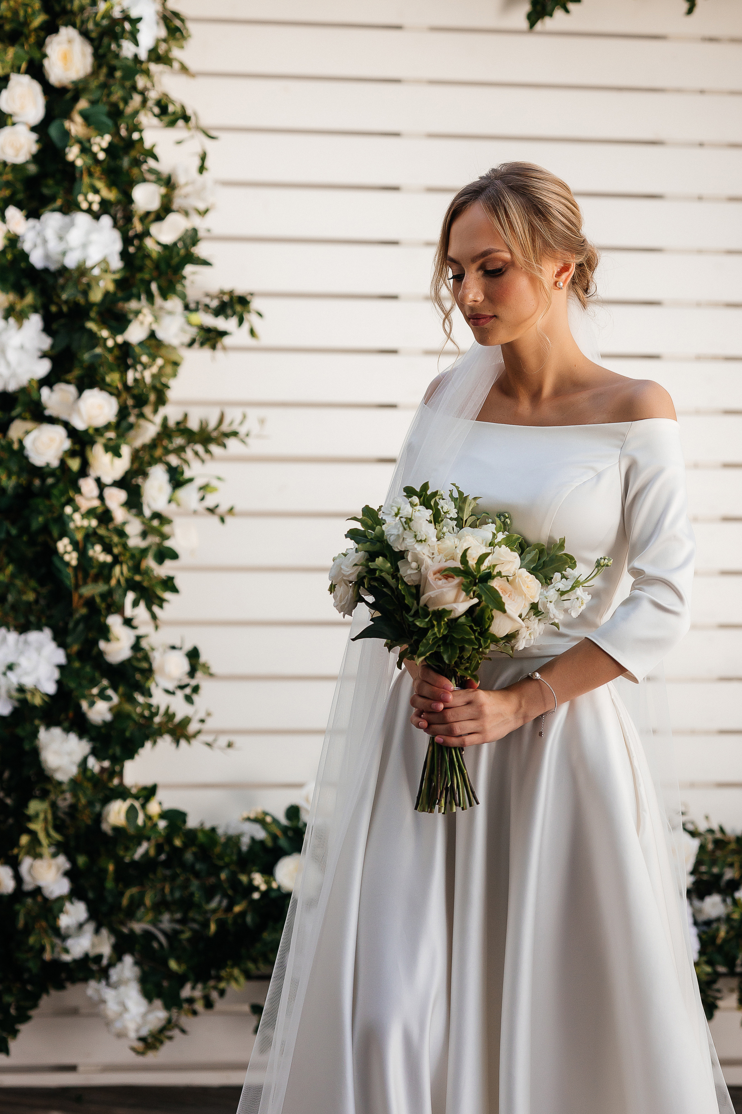 Эксцентричный выход жениха на выездную церемонию брака. Олег Сверчков | Свадебный фотограф Вологда