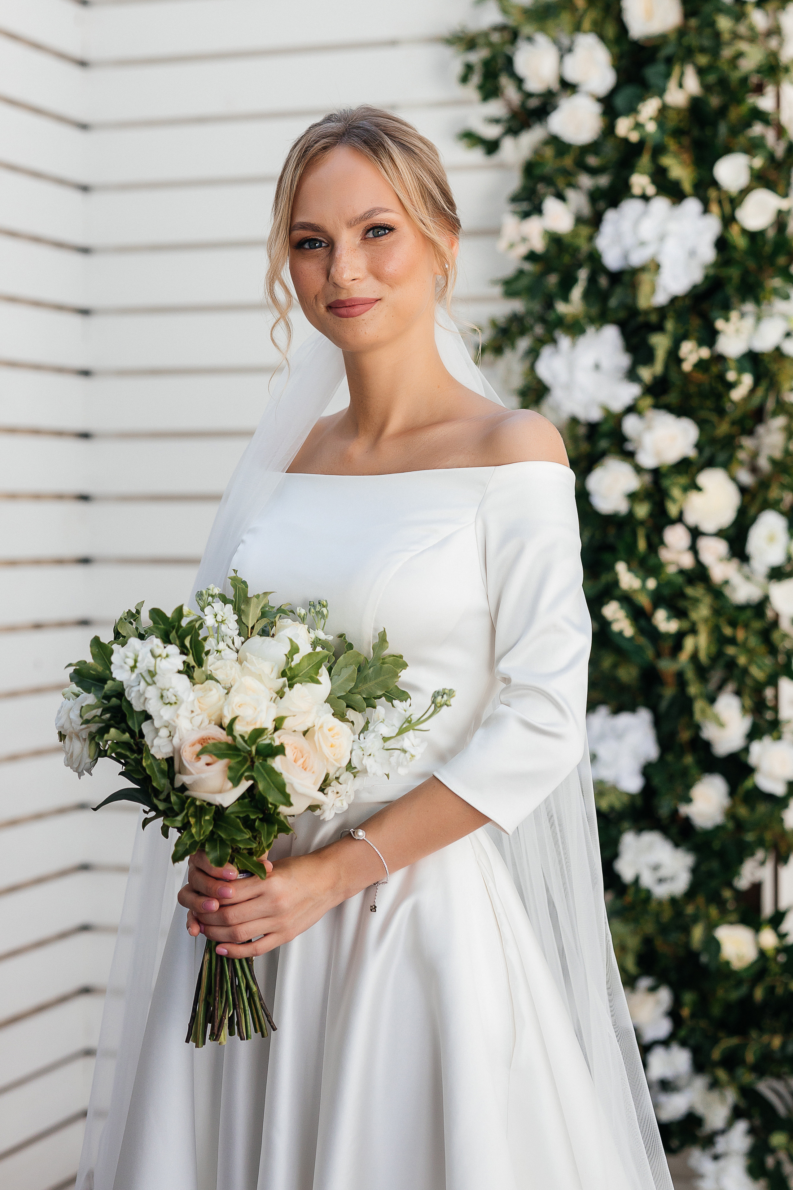 Эксцентричный выход жениха на выездную церемонию брака. Олег Сверчков | Свадебный фотограф Вологда