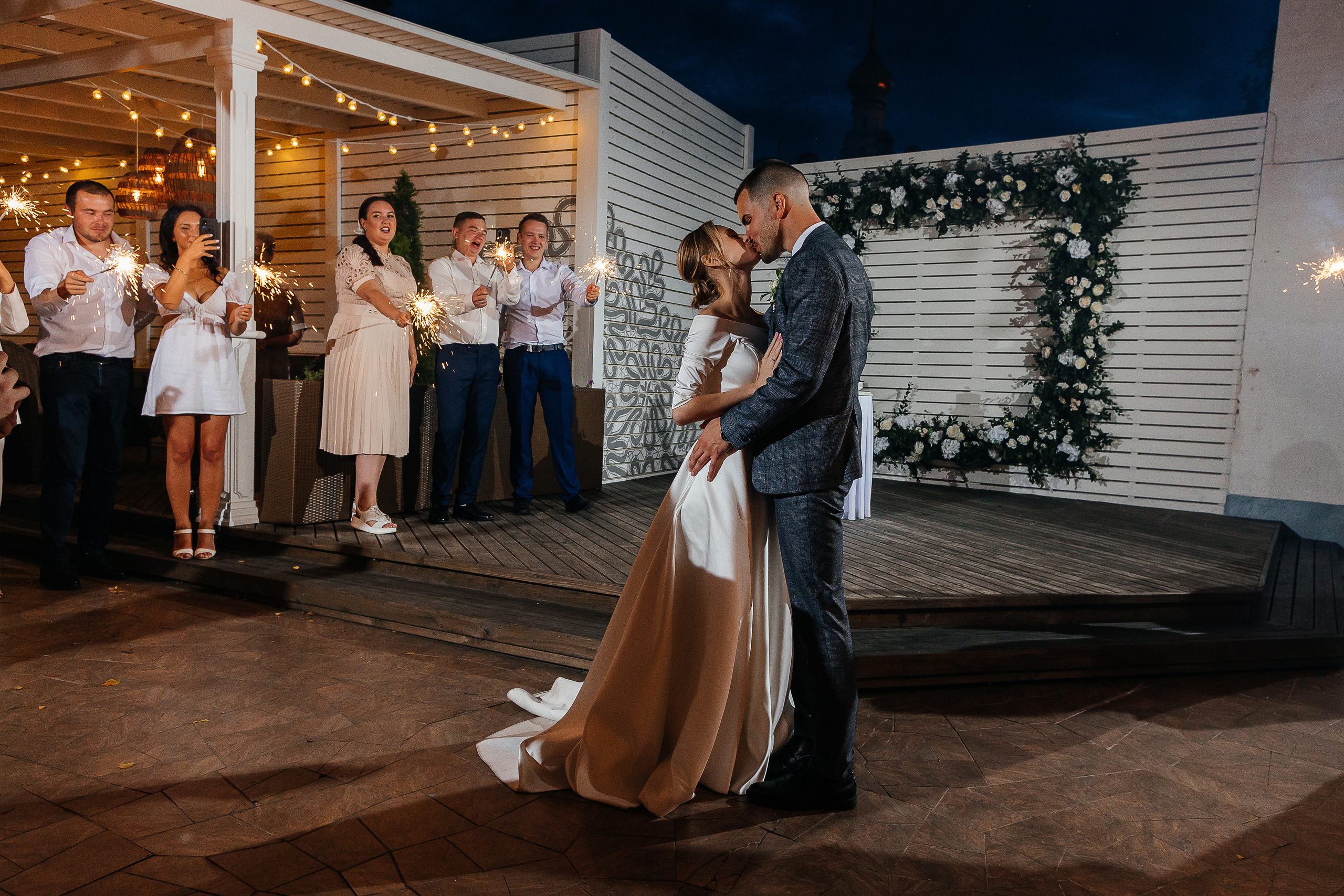 Эксцентричный выход жениха на выездную церемонию брака. Олег Сверчков | Свадебный фотограф Вологда