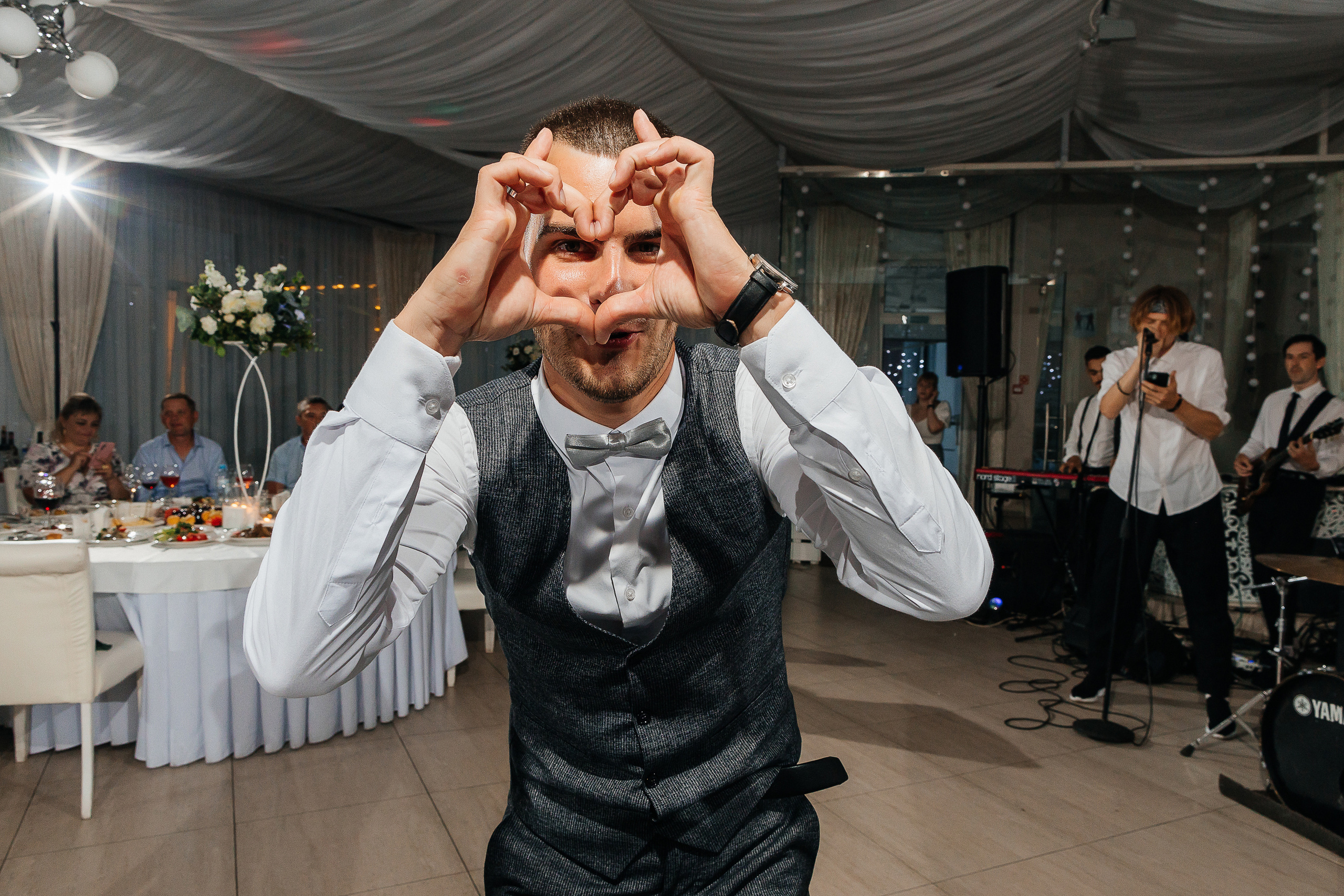 Эксцентричный выход жениха на выездную церемонию брака. Олег Сверчков | Свадебный фотограф Вологда