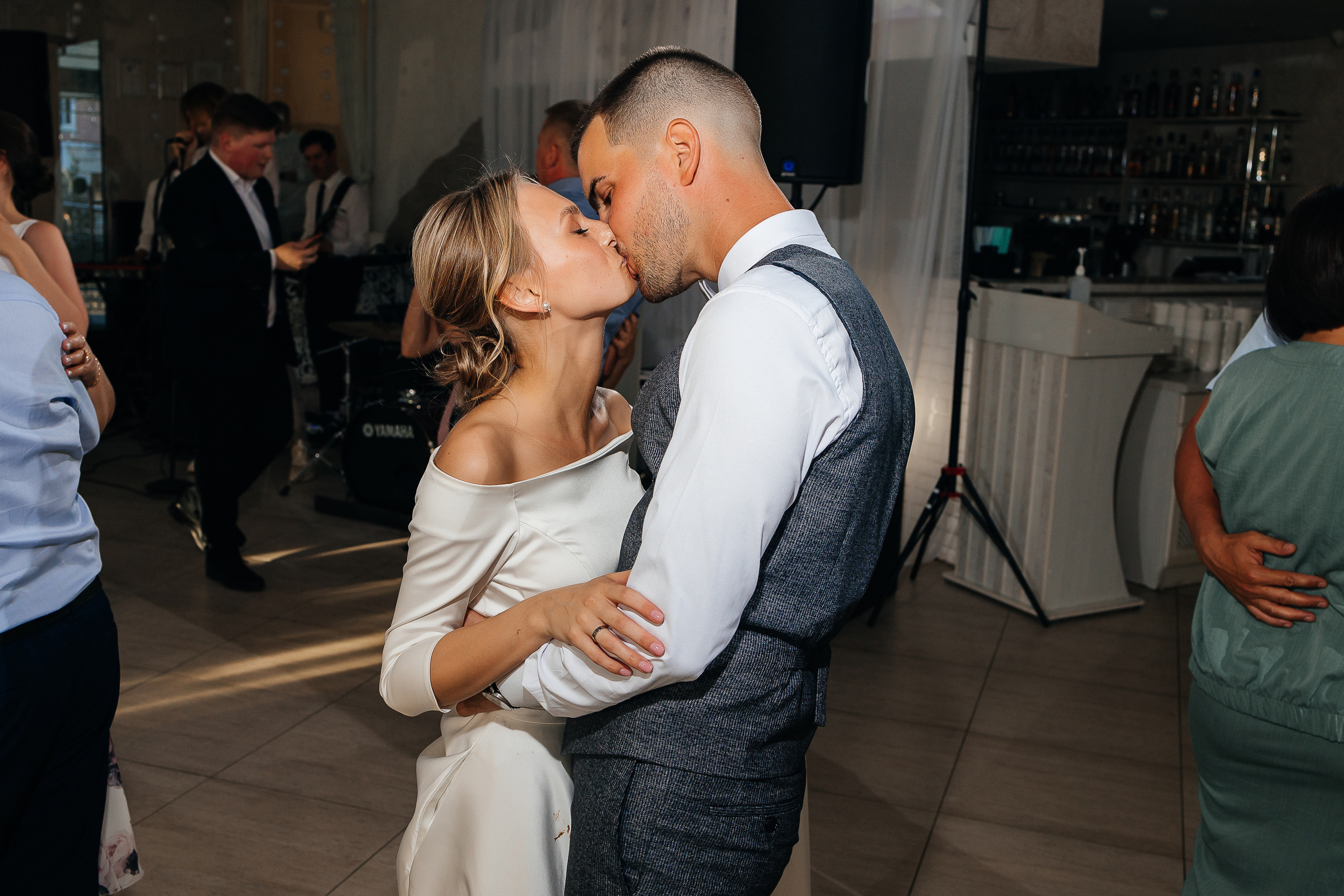 Эксцентричный выход жениха на выездную церемонию брака. Олег Сверчков | Свадебный фотограф Вологда