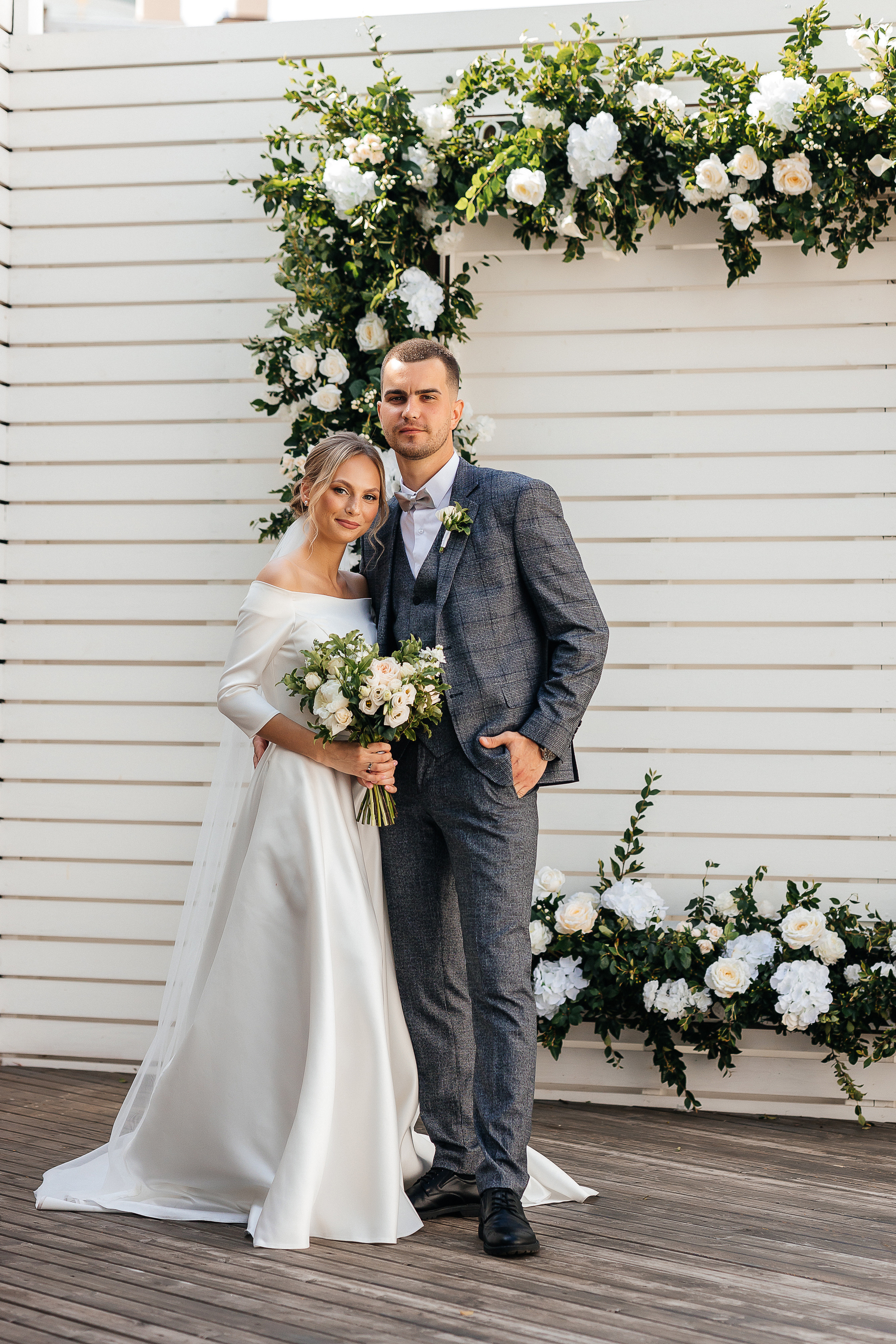 Эксцентричный выход жениха на выездную церемонию брака. Олег Сверчков | Свадебный фотограф Вологда