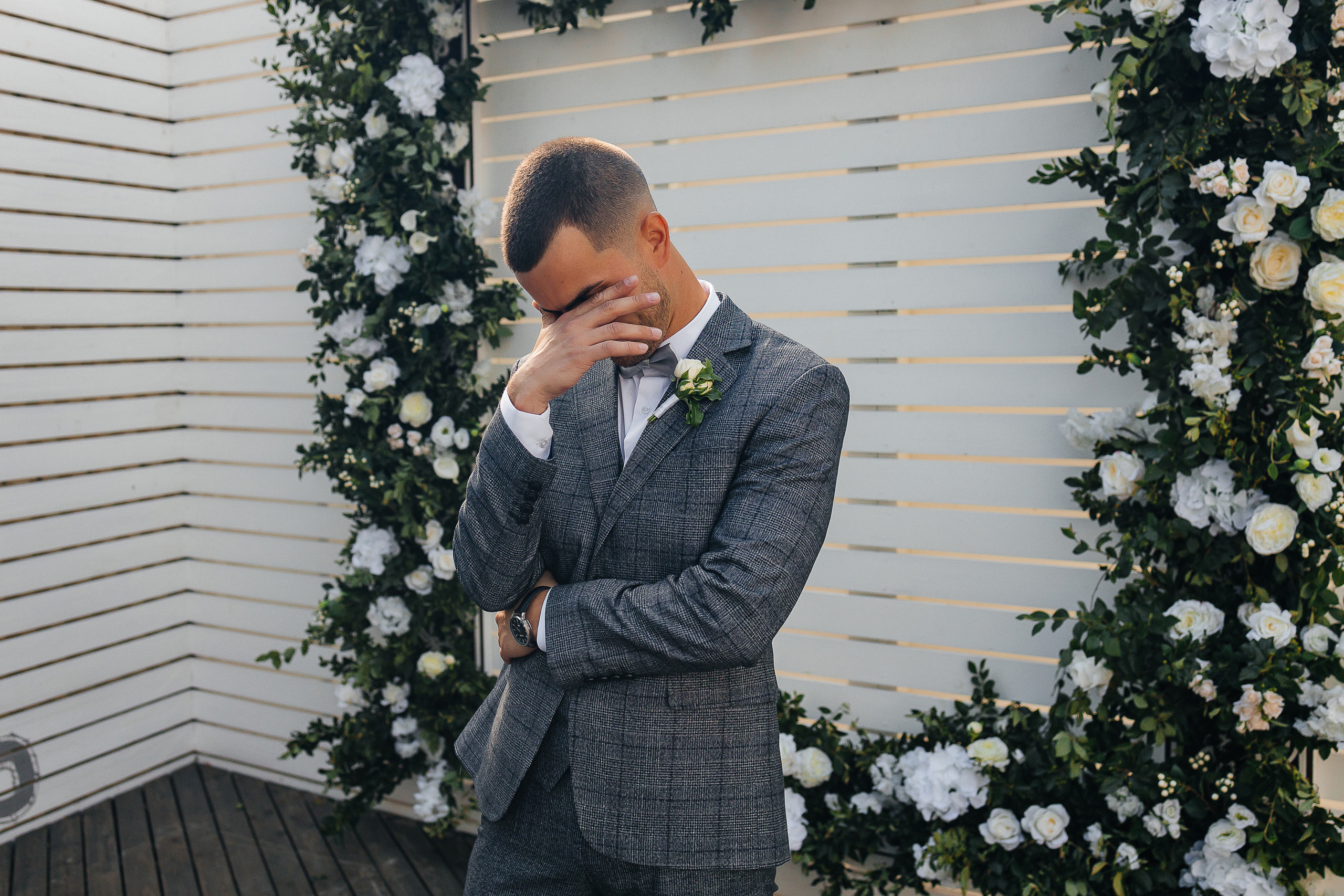 Эксцентричный выход жениха на выездную церемонию брака. Олег Сверчков | Свадебный фотограф Вологда