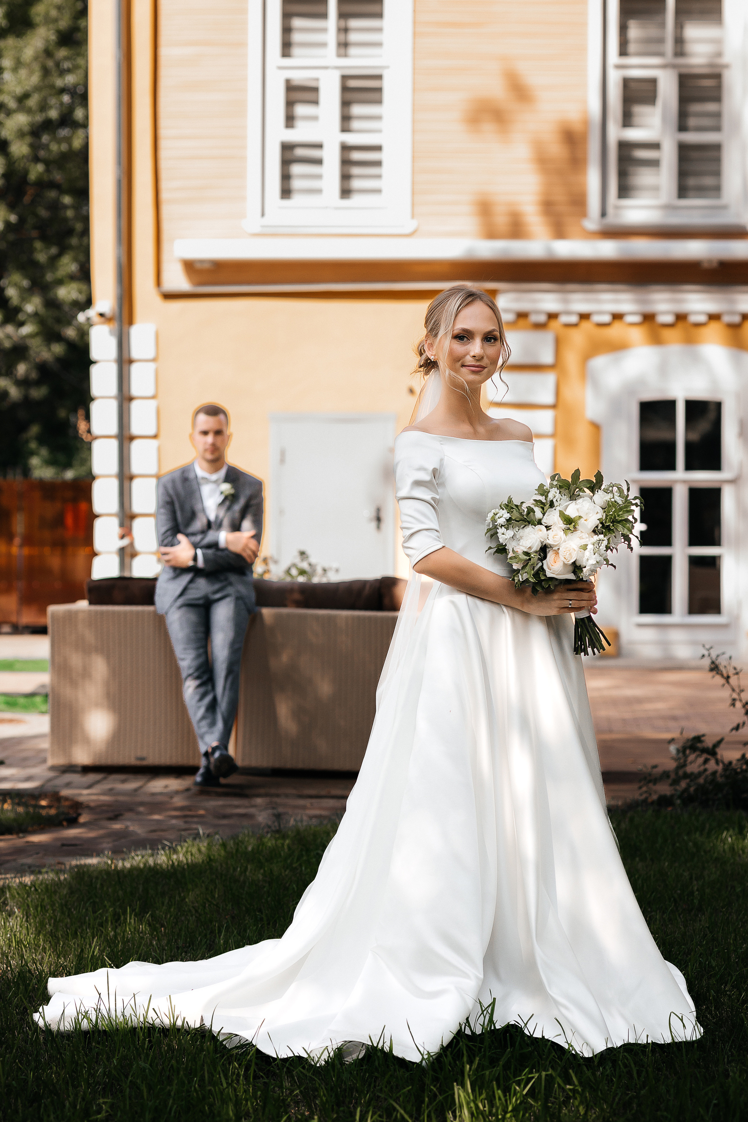 Эксцентричный выход жениха на выездную церемонию брака. Олег Сверчков | Свадебный фотограф Вологда