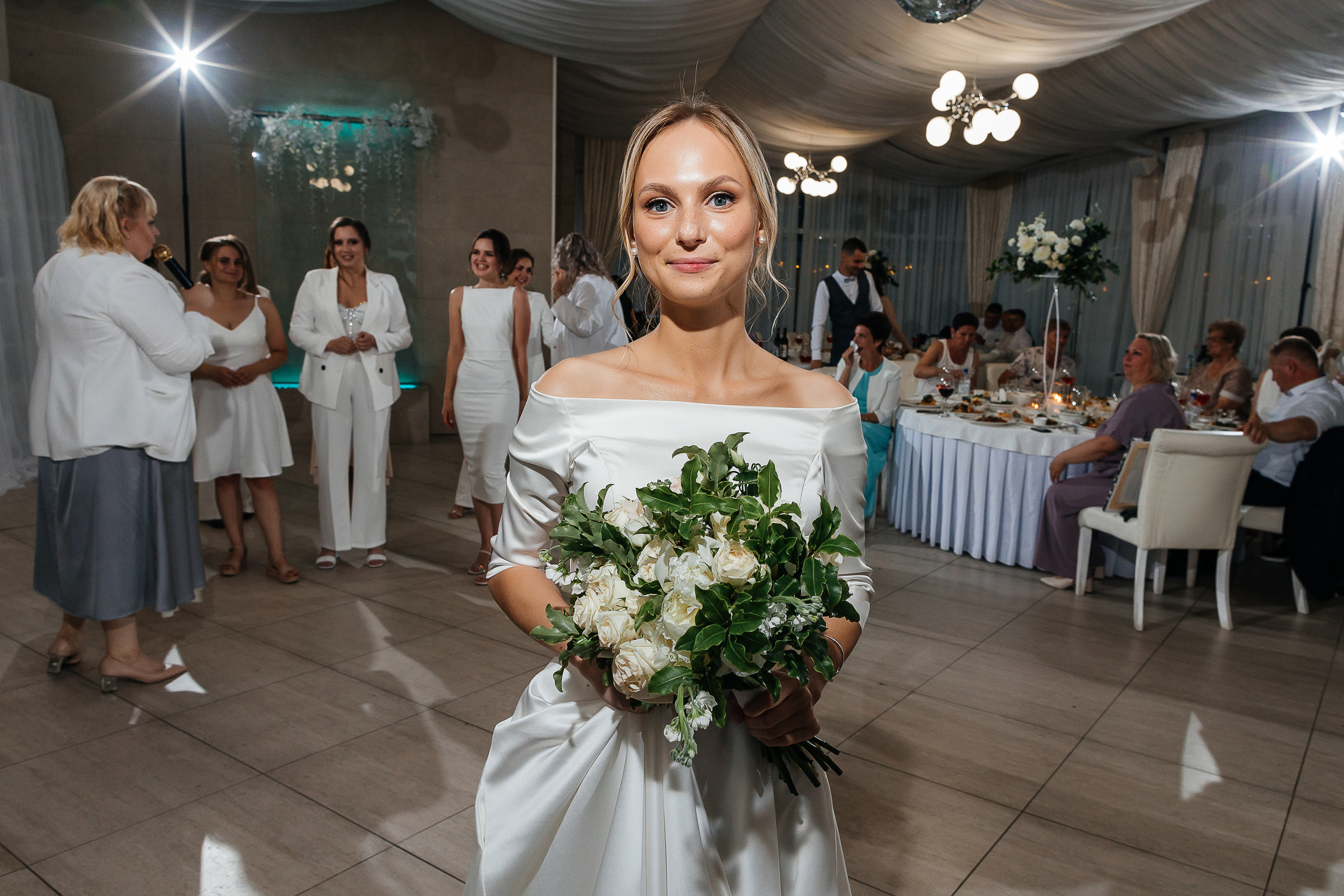 Эксцентричный выход жениха на выездную церемонию брака. Олег Сверчков | Свадебный фотограф Вологда