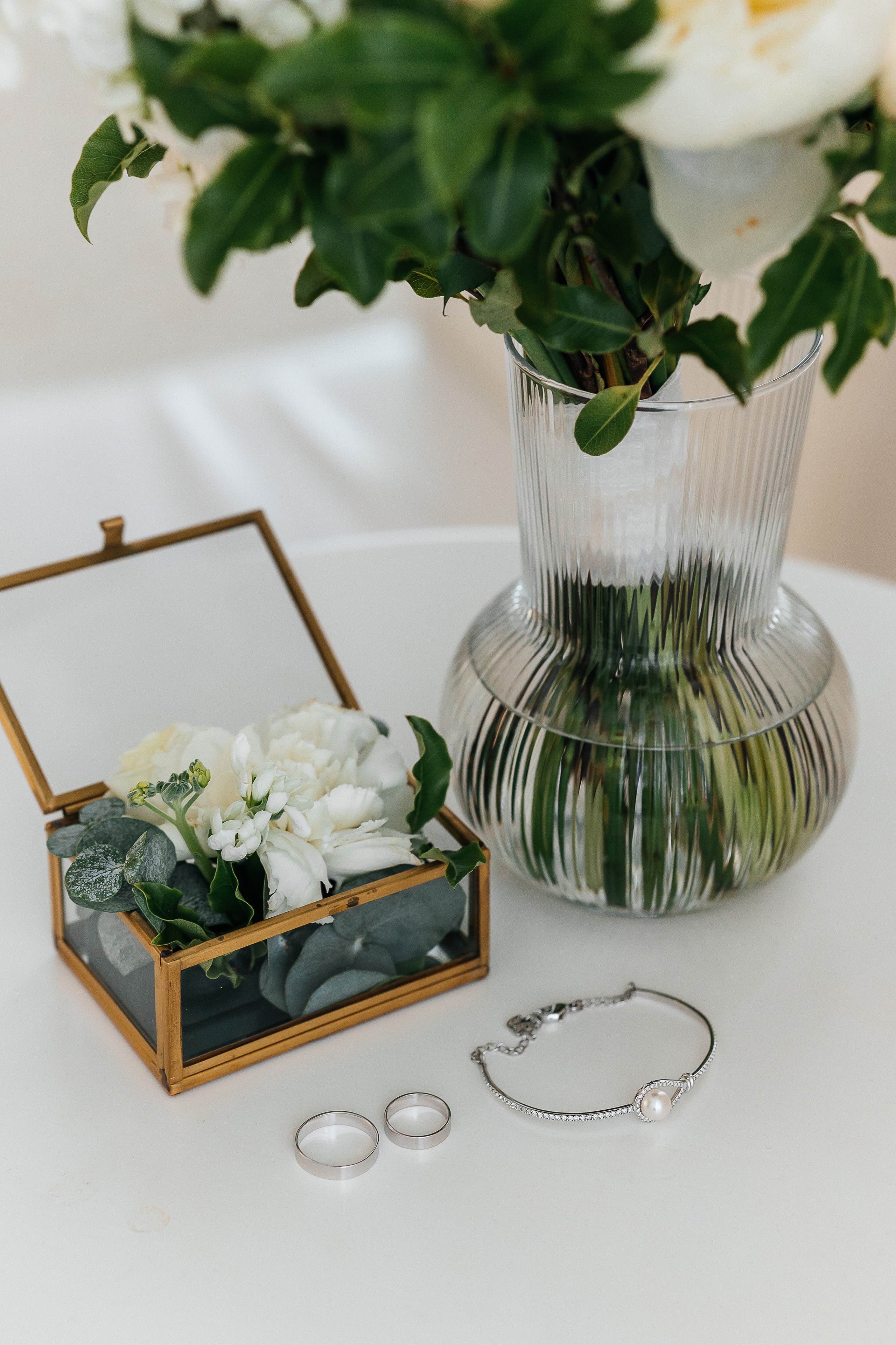 Эксцентричный выход жениха на выездную церемонию брака. Олег Сверчков | Свадебный фотограф Вологда