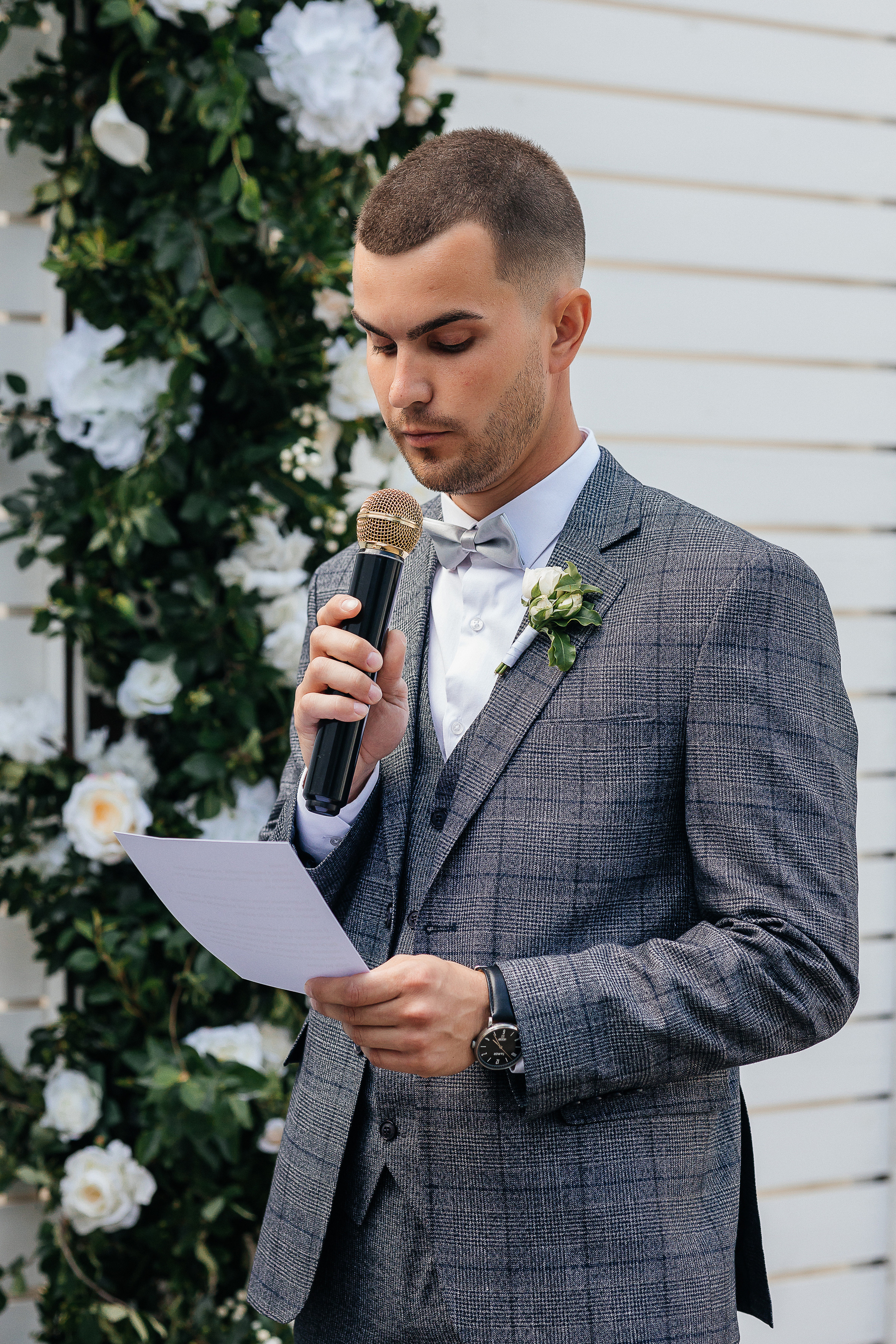 Эксцентричный выход жениха на выездную церемонию брака. Олег Сверчков | Свадебный фотограф Вологда