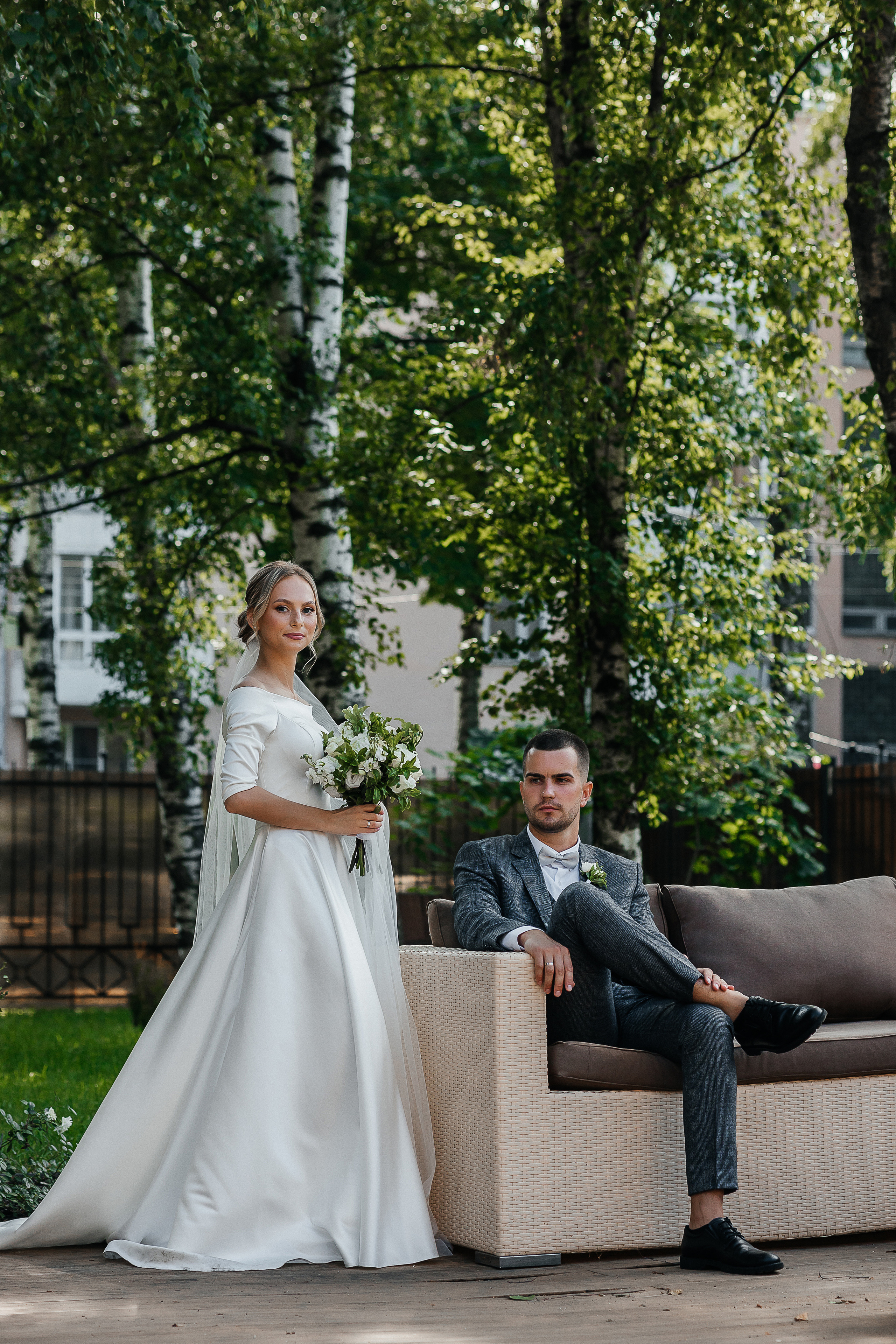 Эксцентричный выход жениха на выездную церемонию брака. Олег Сверчков | Свадебный фотограф Вологда