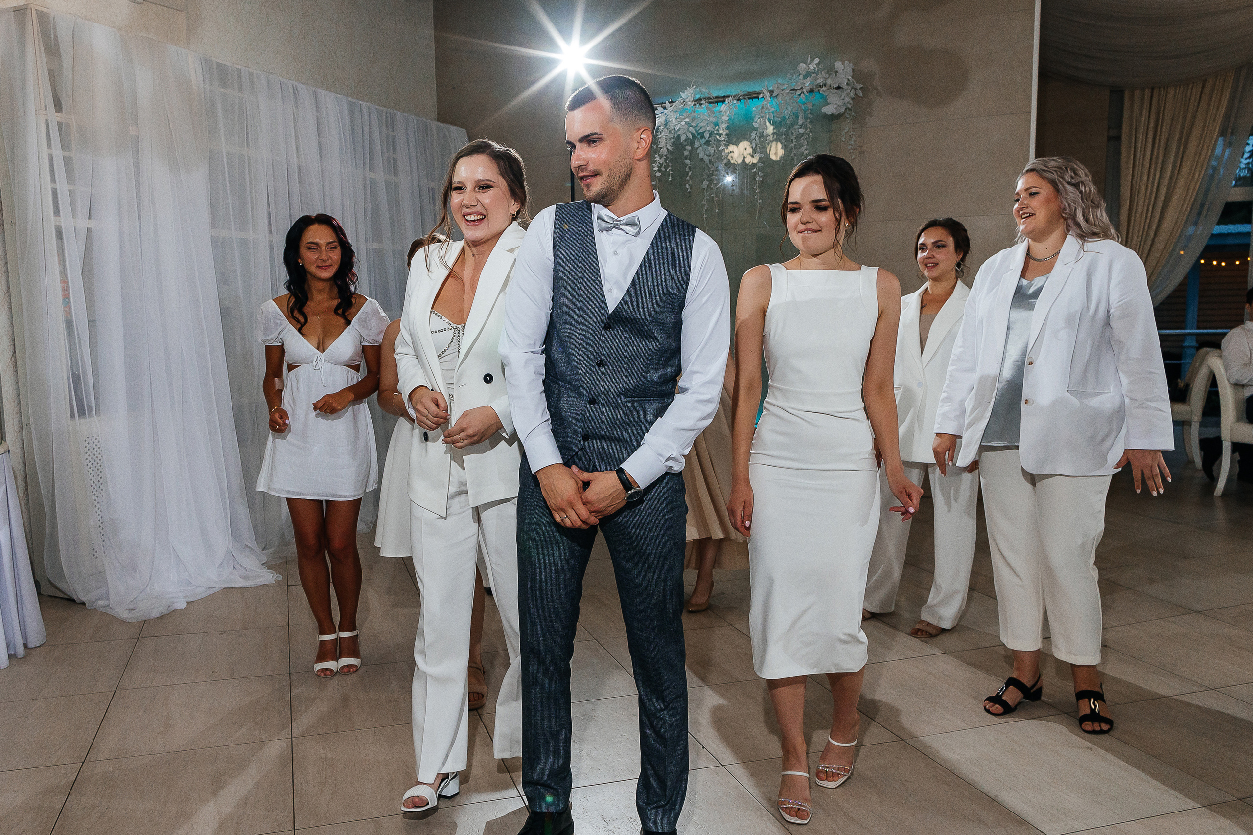 Эксцентричный выход жениха на выездную церемонию брака. Олег Сверчков | Свадебный фотограф Вологда