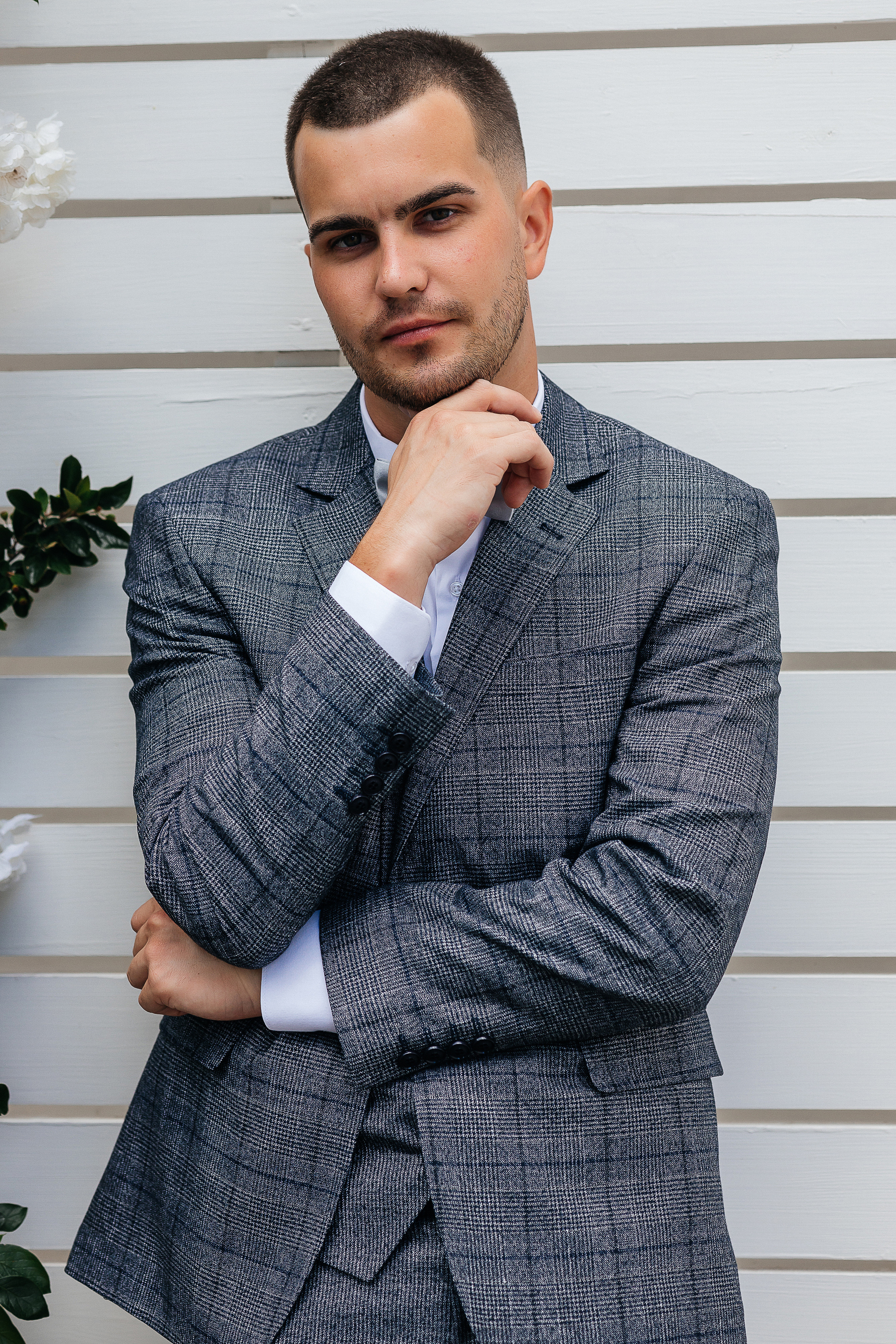 Эксцентричный выход жениха на выездную церемонию брака. Олег Сверчков | Свадебный фотограф Вологда