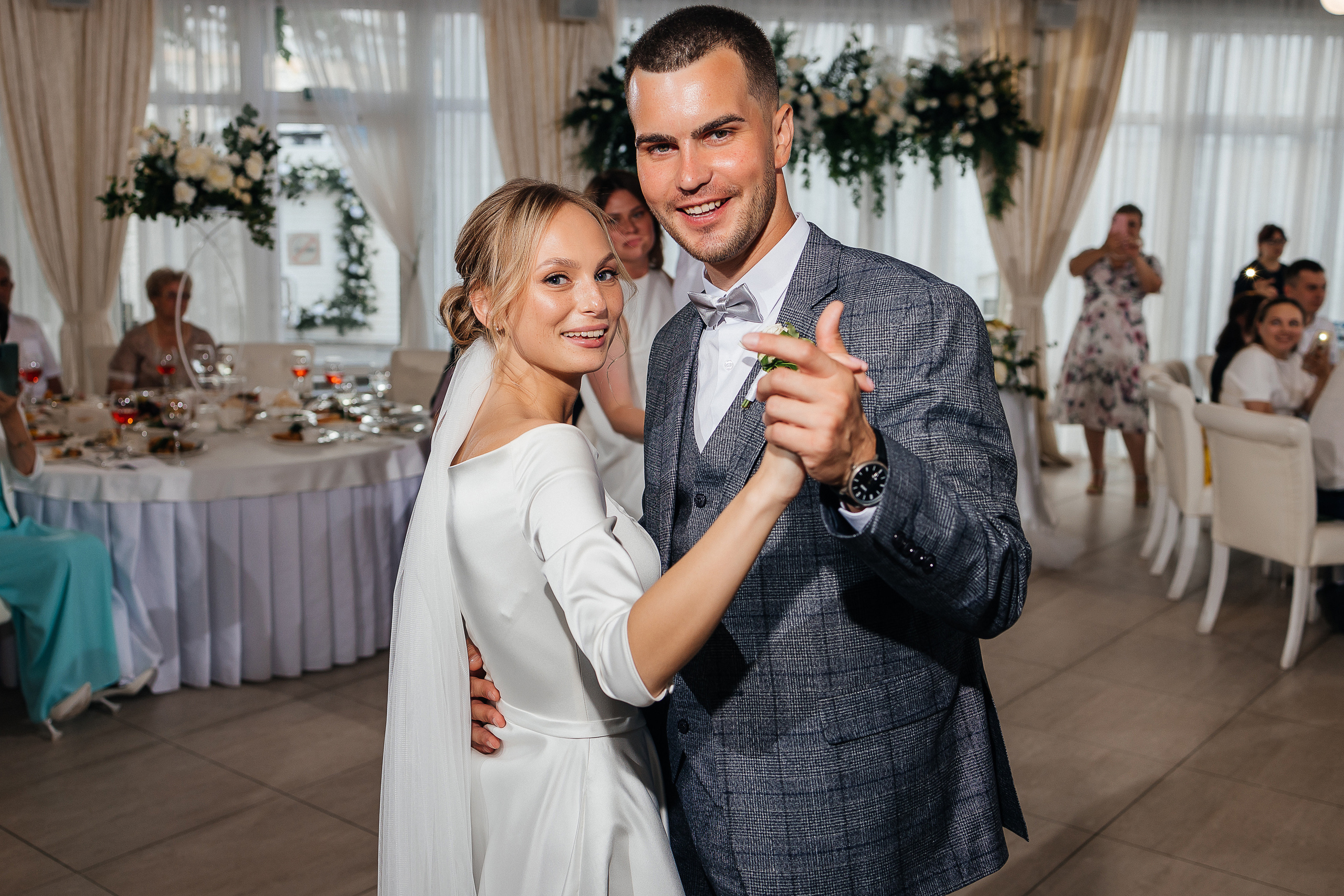 Эксцентричный выход жениха на выездную церемонию брака. Олег Сверчков | Свадебный фотограф Вологда