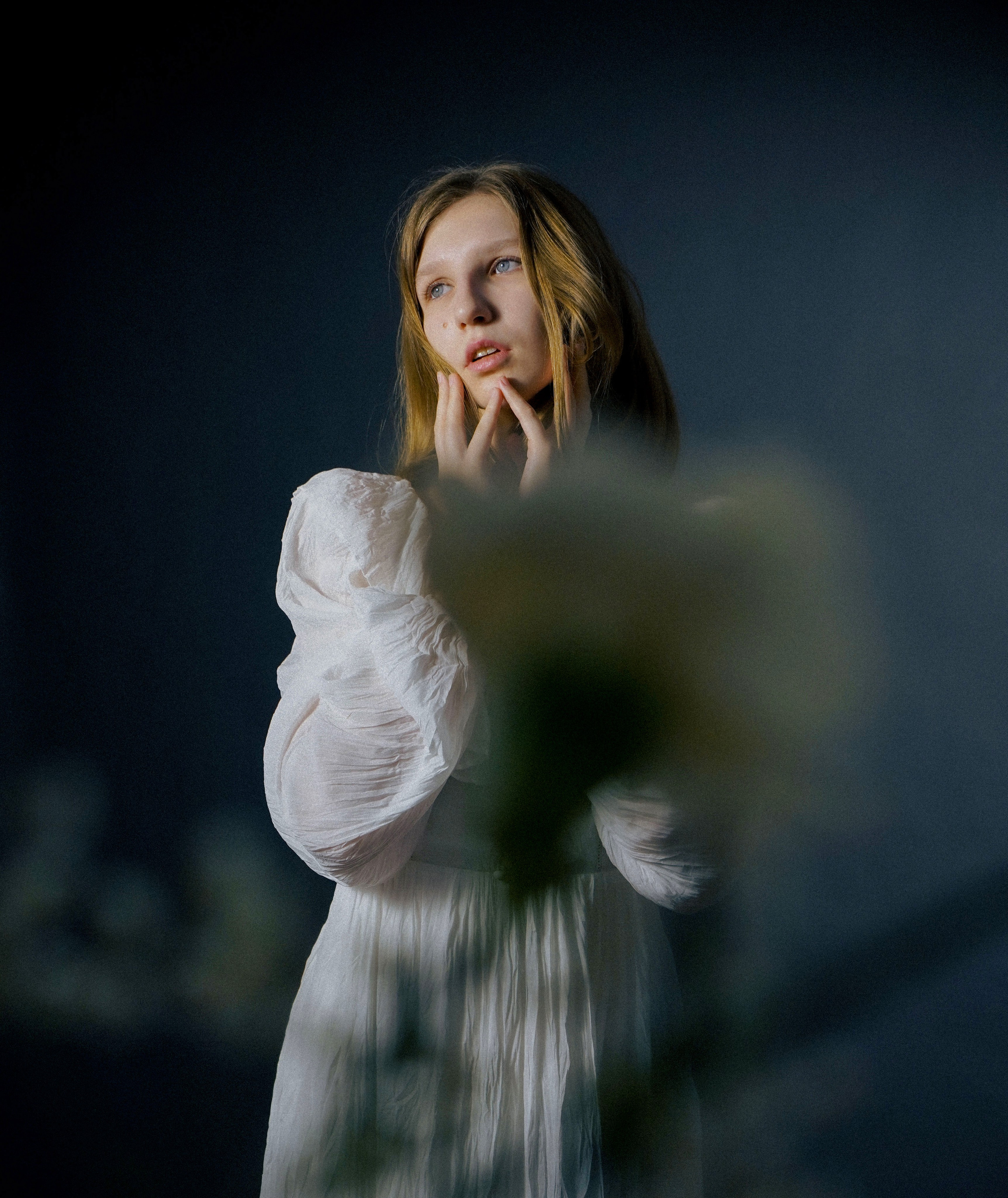 Портретная фотосессия в студии с цветами для Анны в Санкт-Петербург. Светлана Гопанюк. Портретный фотограф. Санкт-Петербург. СПб