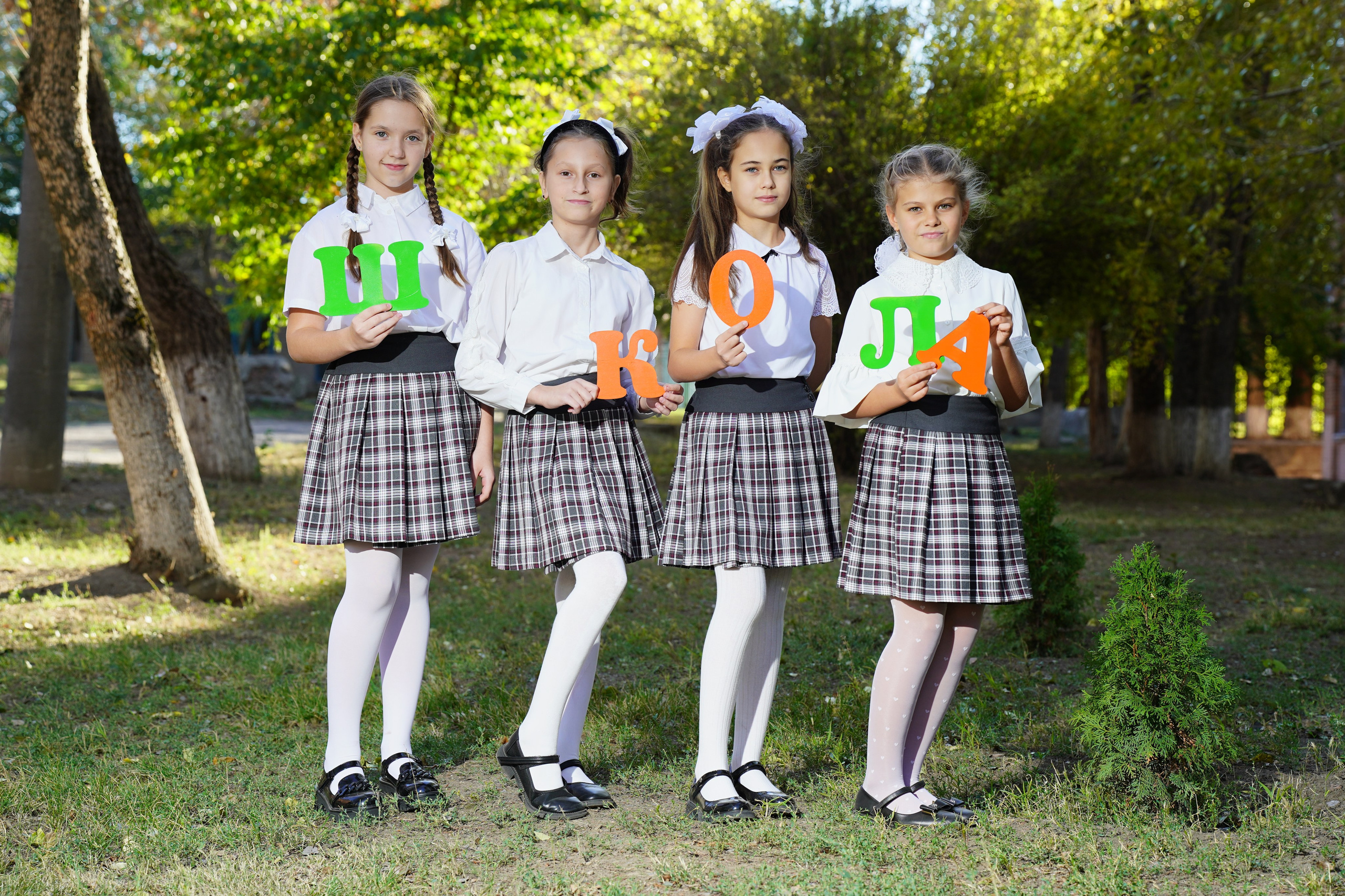 Фото с другом. MEMENTO.Выпускные альбомы, школьные, юбилейные и другие книги. Ростов-на-Дону