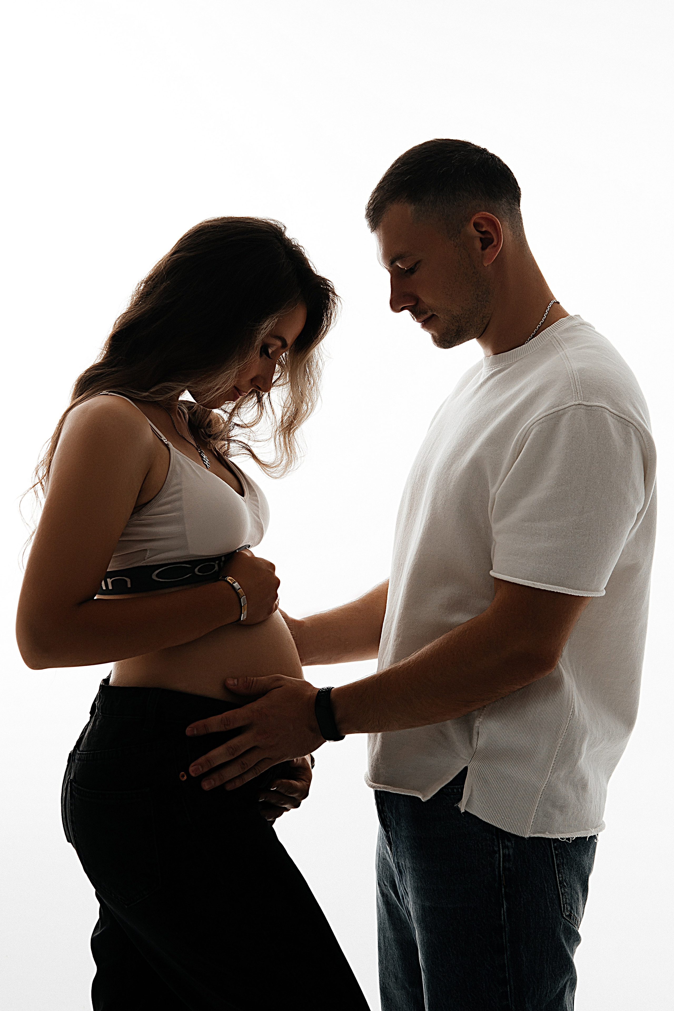 Беременные с мужем. Фотограф в Иркутске Анастасия Кись. Студийная фотосессия беременности в тканях Иркутск. Семейная фотосессия, ПОРТРЕТ «ПОКОЛЕНИЕ»