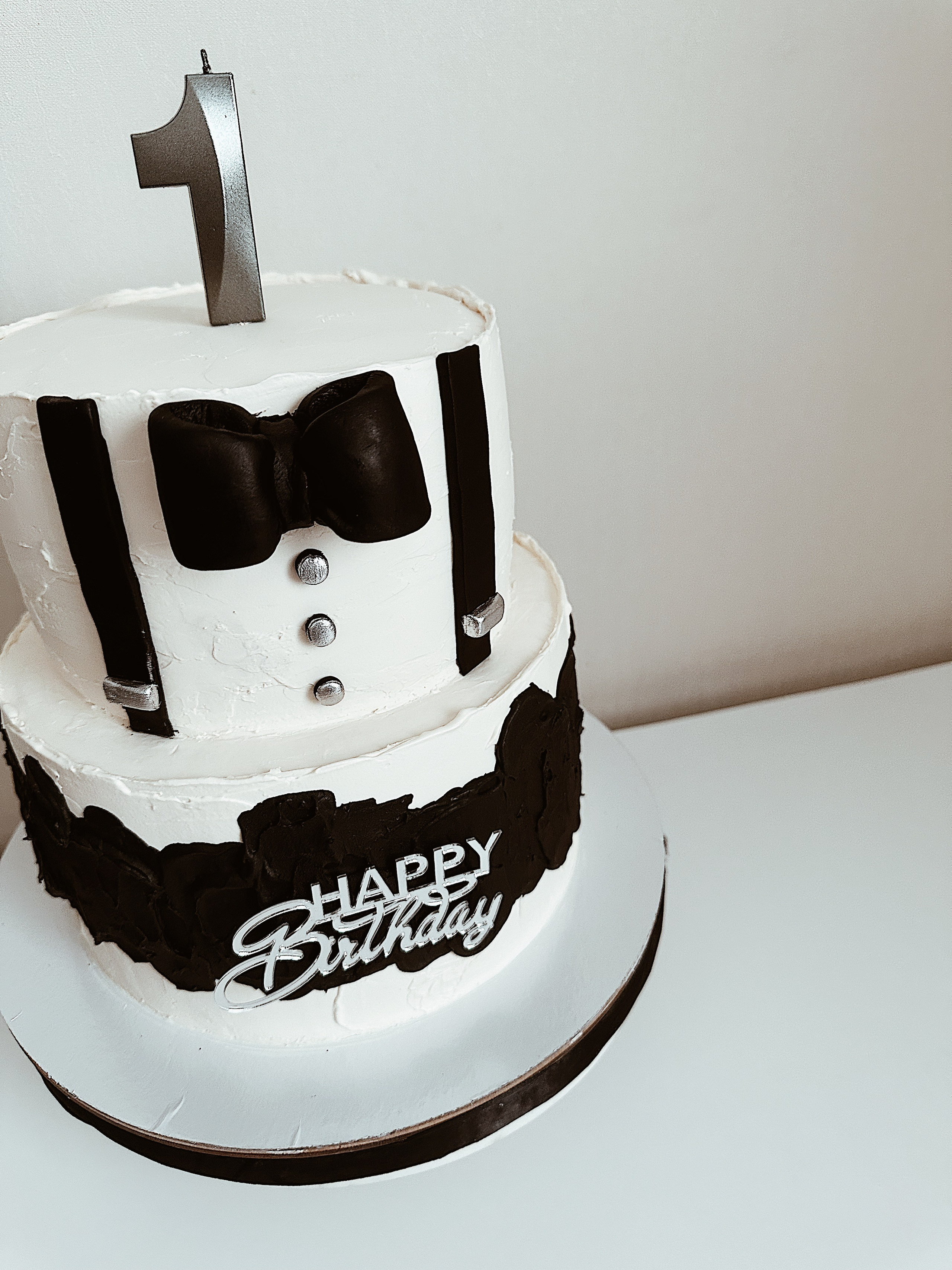 Торт Смокинг. Арт-кондитер в Москве Маша Шафран