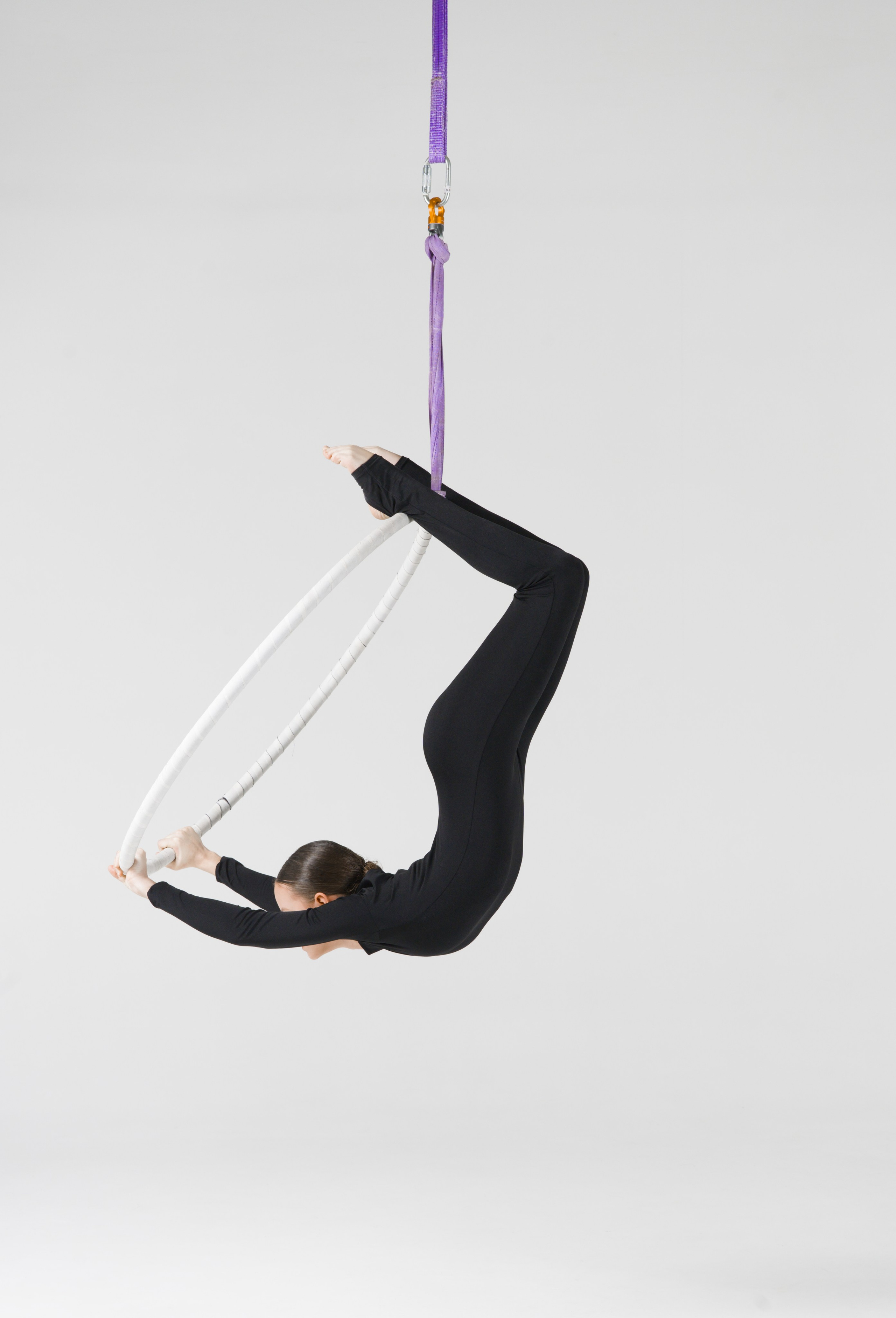 Профессиональная съемка воздушной гимнастики в Тюмени, выполнение акробатического элемента на кольце