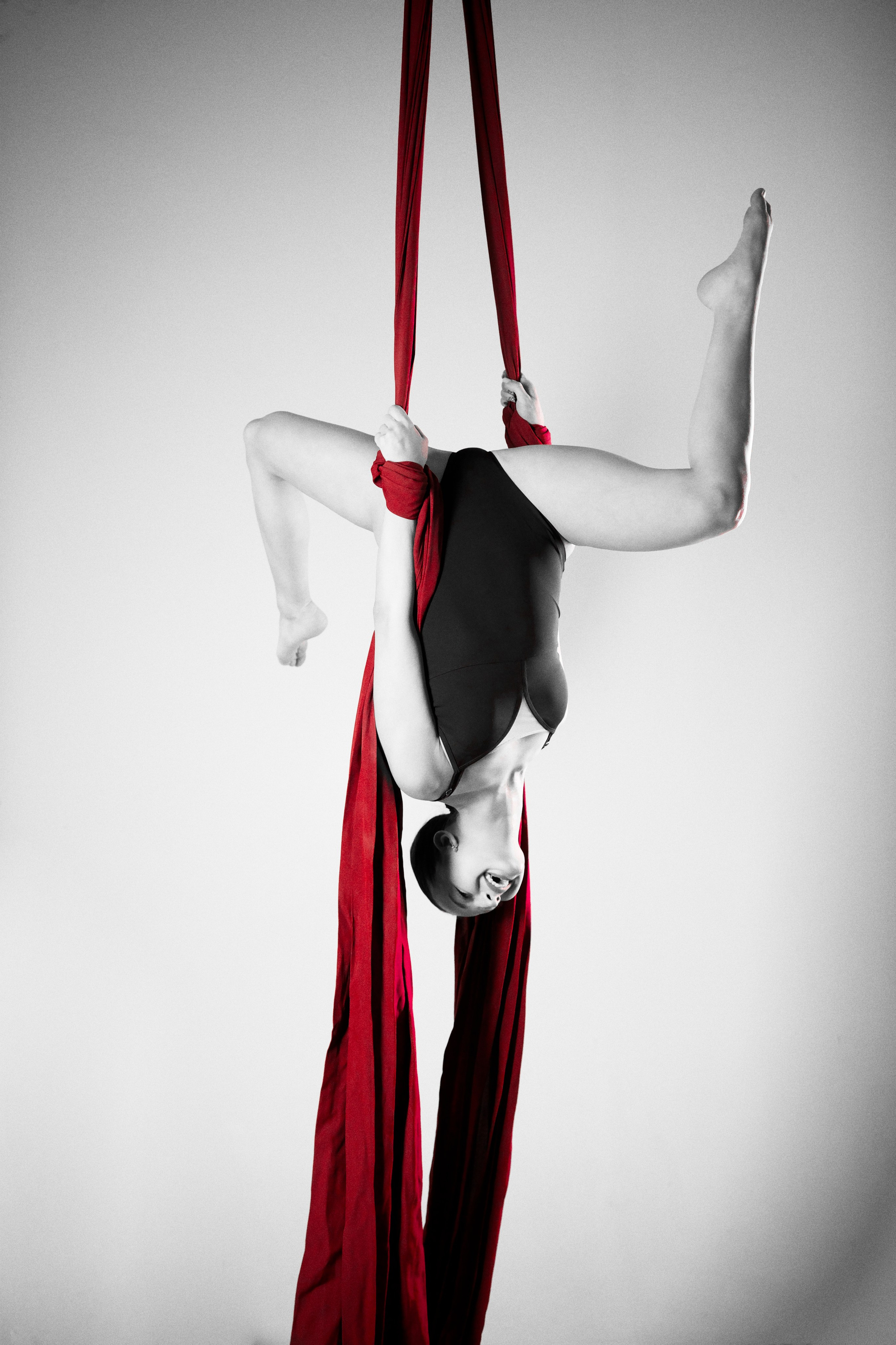 Графичная фиксация позы вниз головой на воздушных полотнах