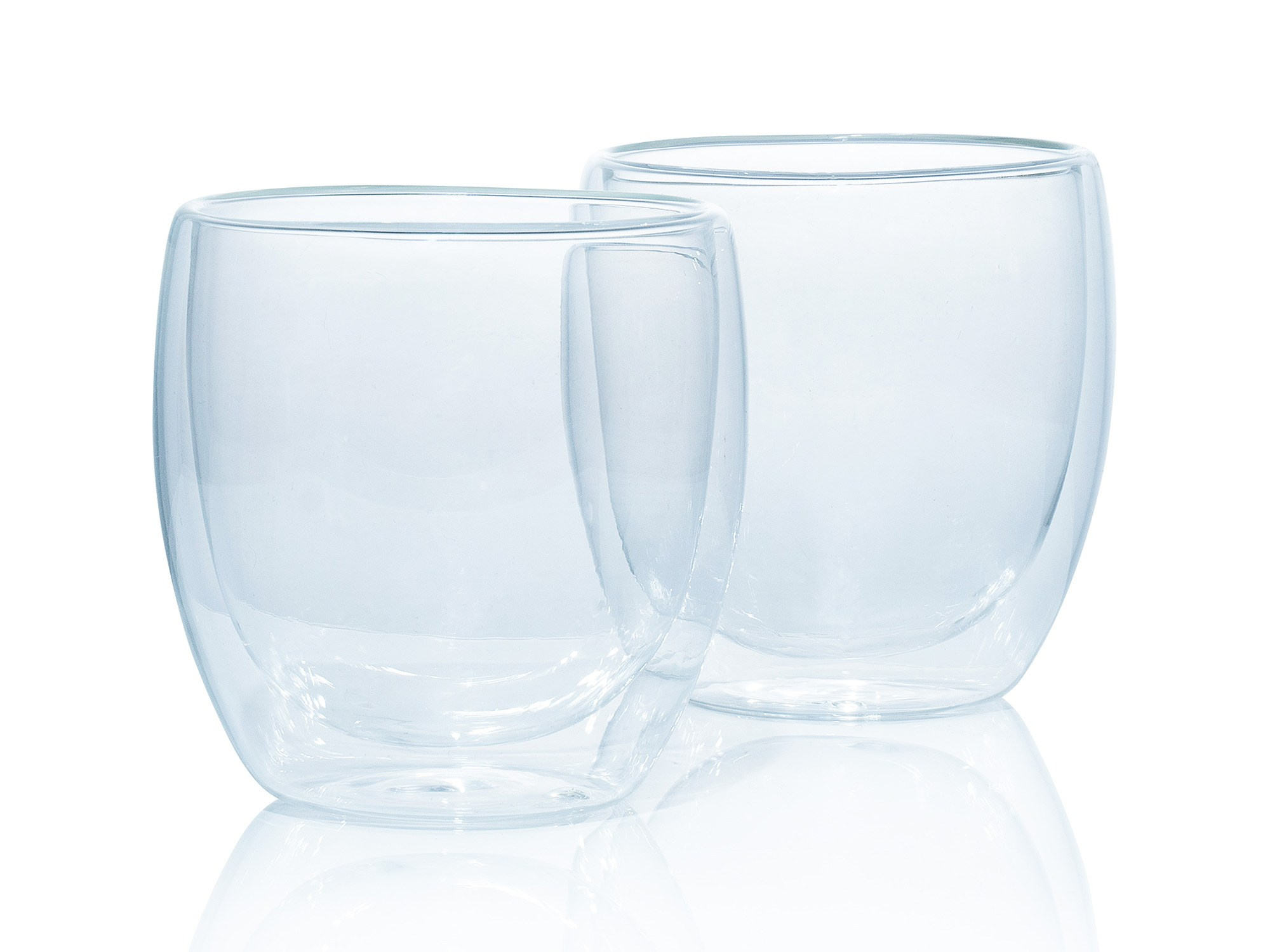 Стеклянные  кружки на белом фоне