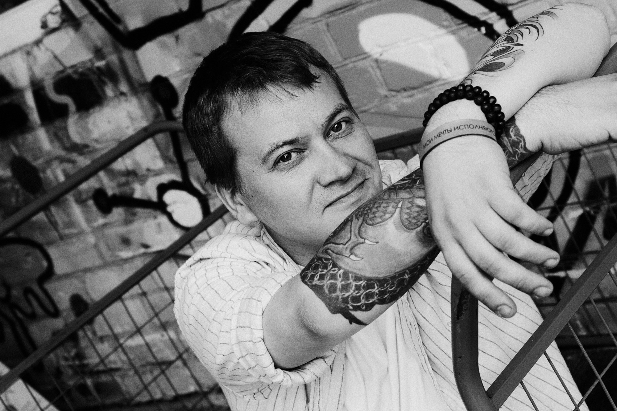 Стильный мужской портрет на фоне ярких граффити, уличный стиль